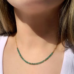 Einzigartige Halskette mit Smaragd und Diamant Station aus Gelbgold, Just Jules 2024