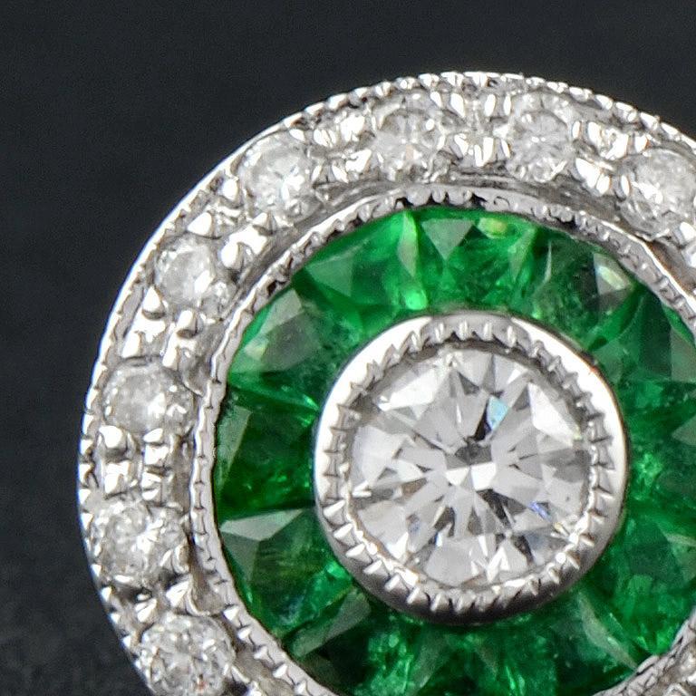 Art Deco Style Round Brilliant Diamond with Emerald Stud Earrings in 18K Gold In New Condition For Sale In Bangkok, TH