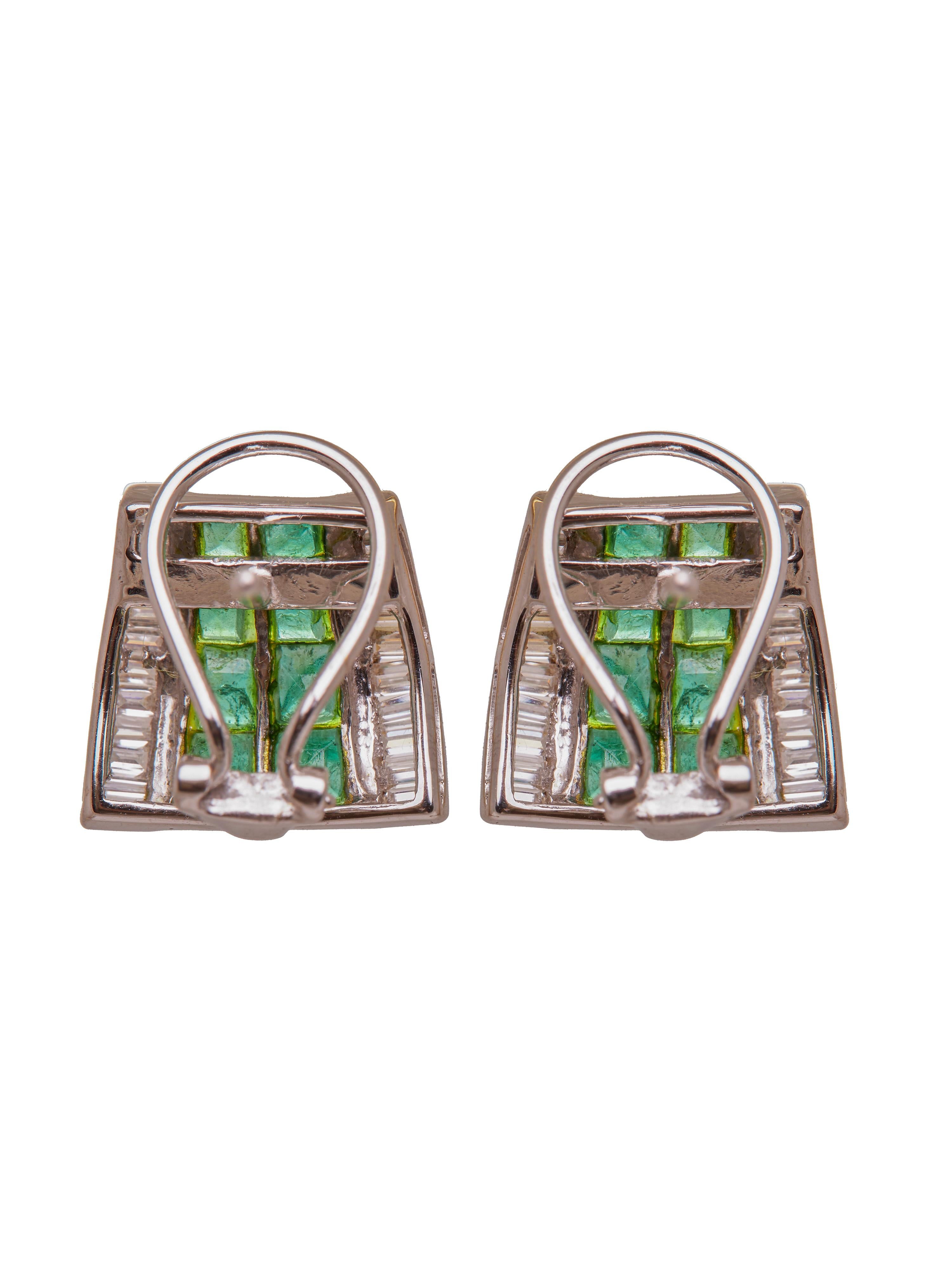 Los Pendientes Esmeralda-Diamante son una mezcla atemporal de opulencia y sofisticación. Con 16 llamativas esmeraldas (3,79 cts) dispuestas en un impecable diseño cuadriculado, estos pendientes de oro de 14 quilates (5,482 gm) irradian un etéreo