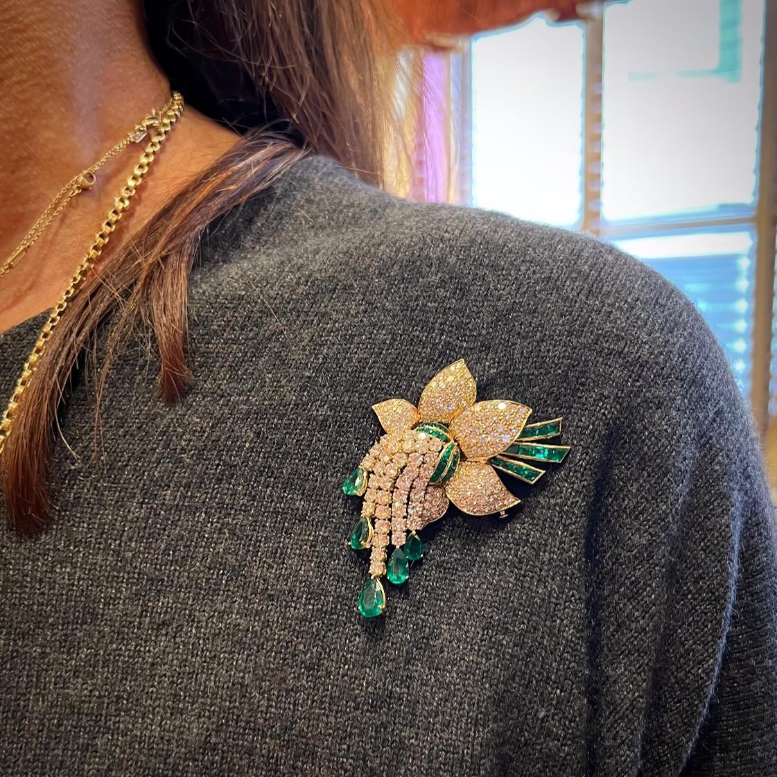 Donna Spilla a fiore stilizzato con diamante smeraldo in vendita