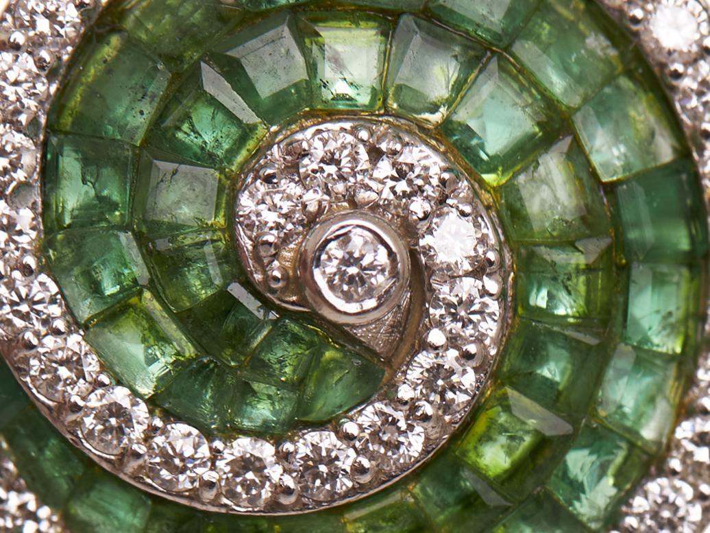 Taglio rotondo Borchie a spirale con smeraldo e diamante in oro 14kt in vendita