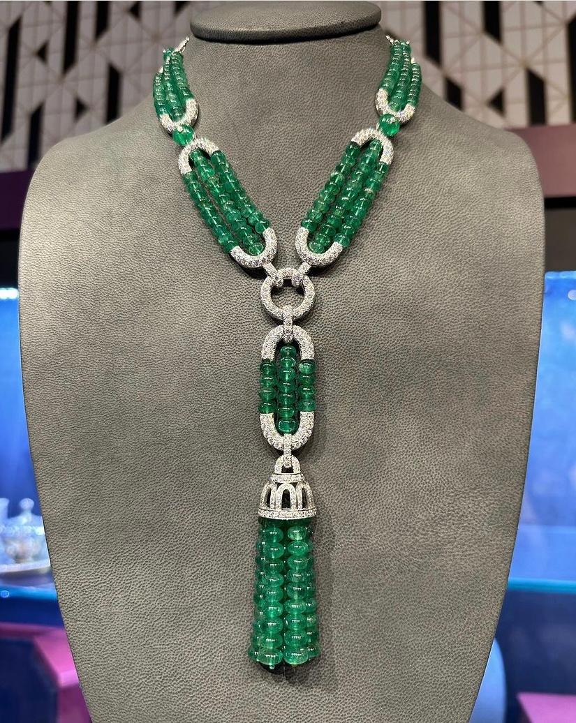 Collana di smeraldi e diamanti con nappe

 Una collana composta da tre fili di perle di smeraldo con maglie di diamanti pave che sospendono una nappa di cinque fili di perle di smeraldo.

Peso dello smeraldo: circa 299,44 carati
Peso del diamante: 