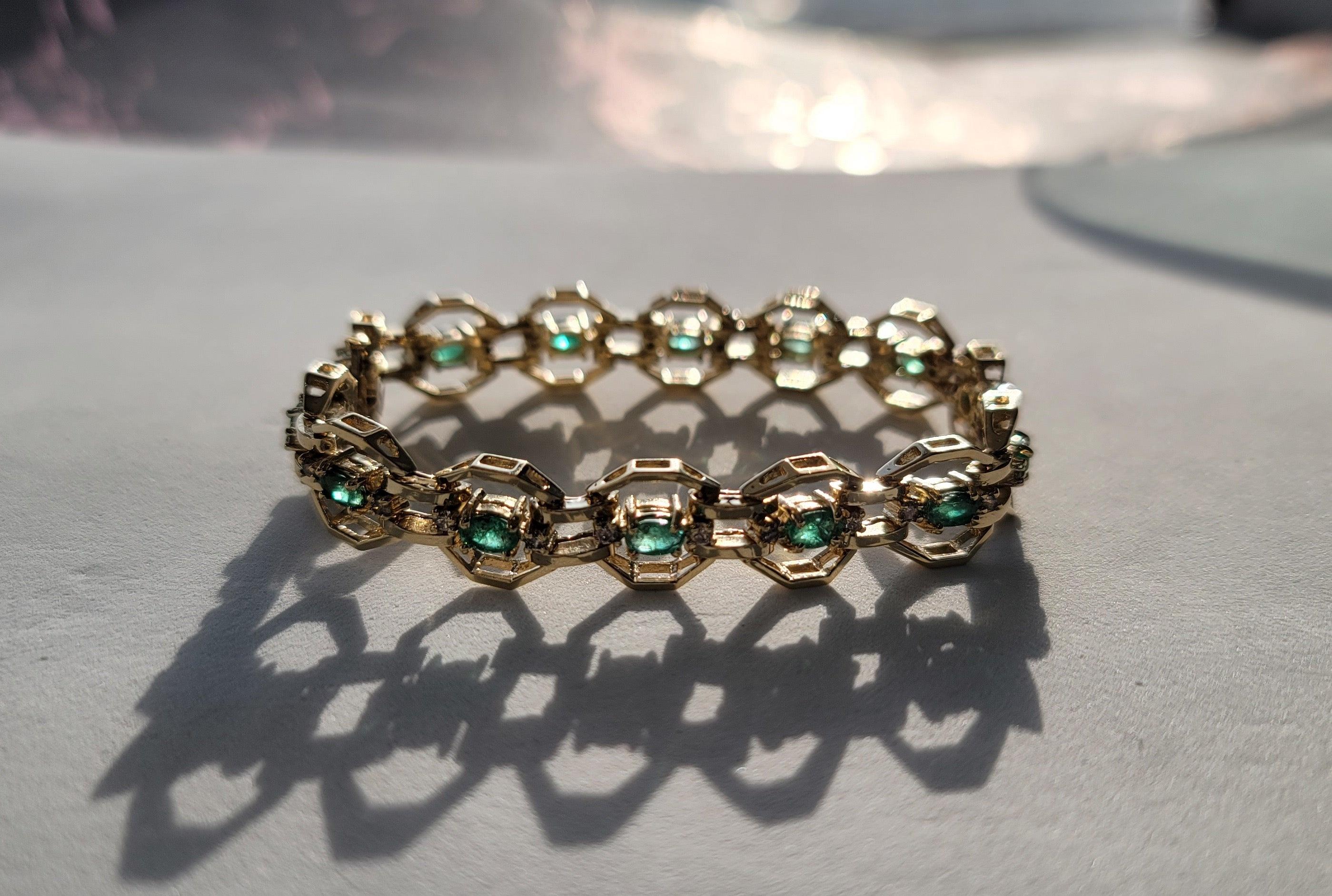 Taglio rotondo Bracciale tennis con smeraldo e diamanti 4,25cttw in oro giallo 14k in vendita