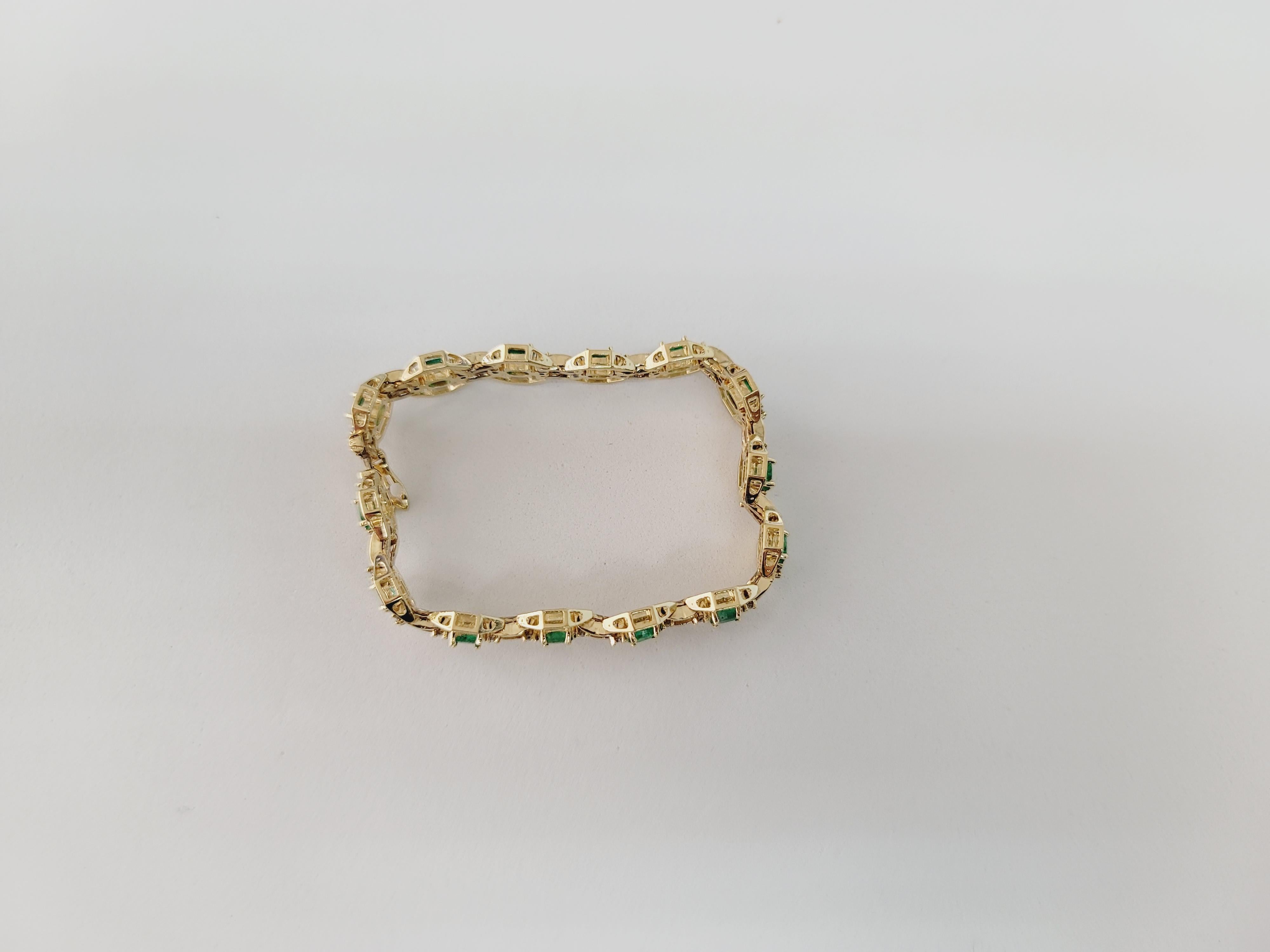 Bracciale tennis con smeraldo e diamanti 4,25cttw in oro giallo 14k in vendita 1