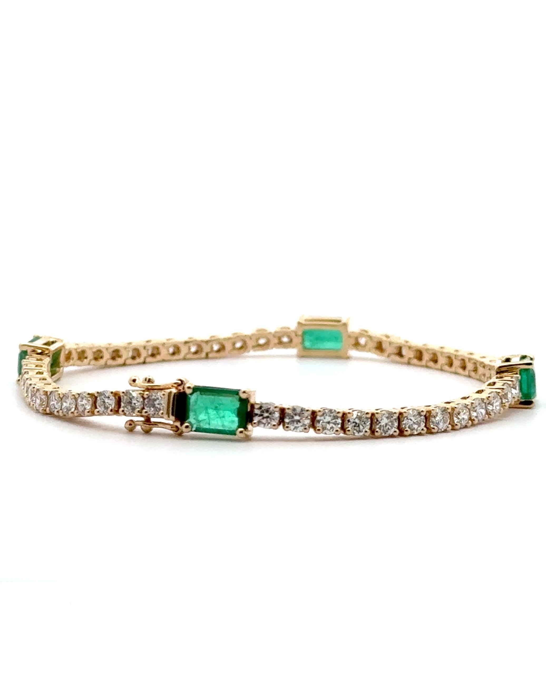 Bracciale in oro giallo 14K con 48 diamanti rotondi per un peso totale di 4,02 carati e 4 smeraldi per un peso totale di 3,26 carati.

- Il braccialetto è lungo 7 pollici