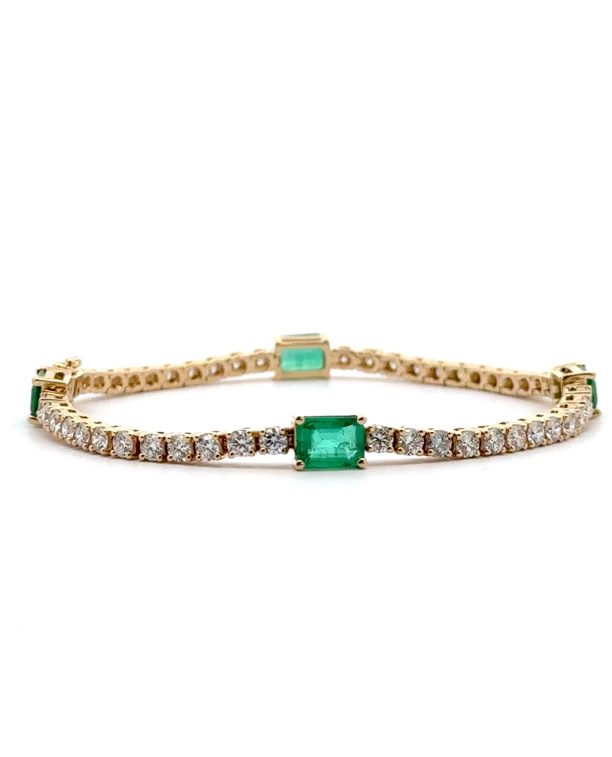 Contemporaneo Bracciale tennis con smeraldo e diamanti in oro giallo 14K in vendita