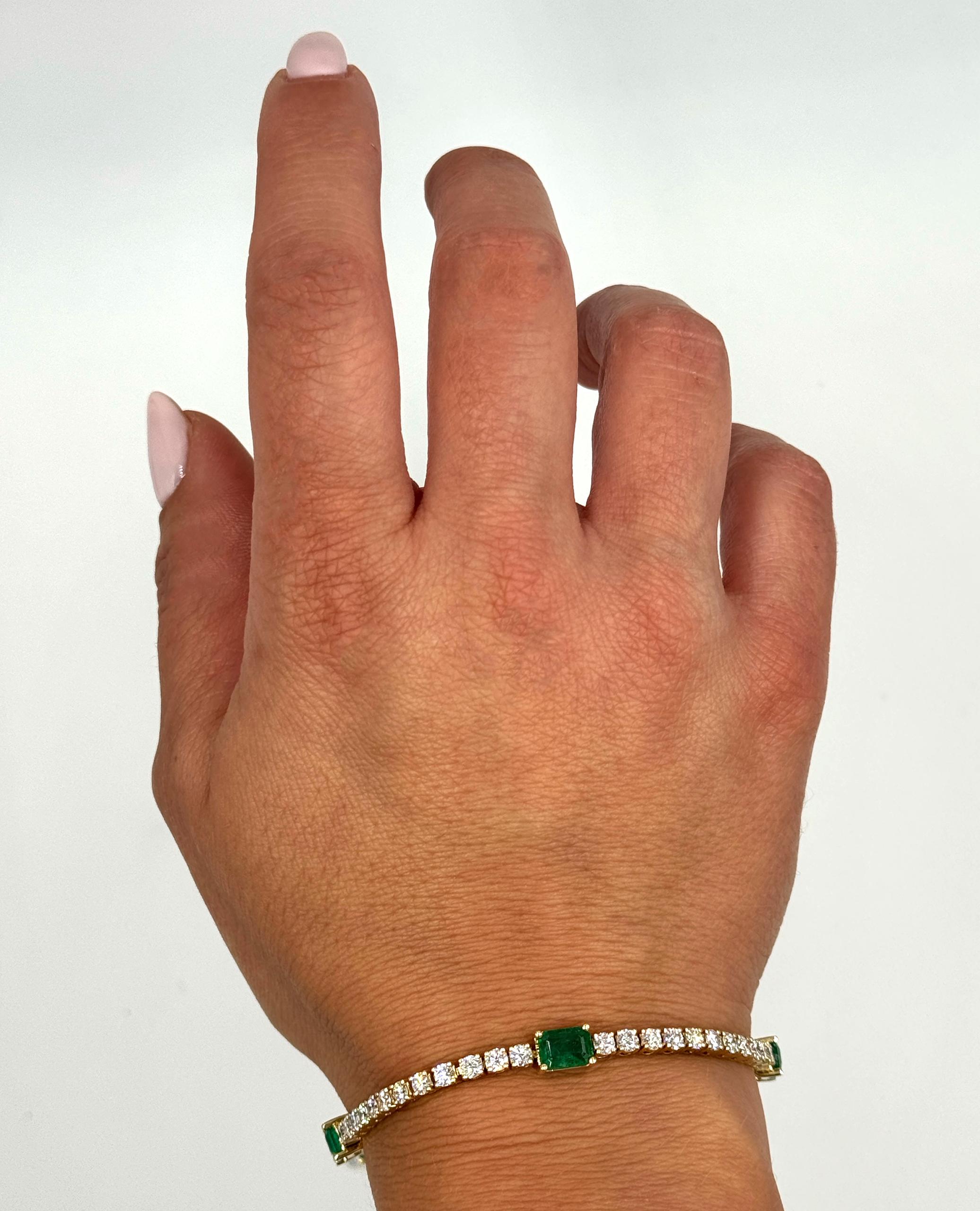 Bracciale tennis con smeraldo e diamanti in oro giallo 14K In condizioni Nuovo in vendita a Old Tappan, NJ