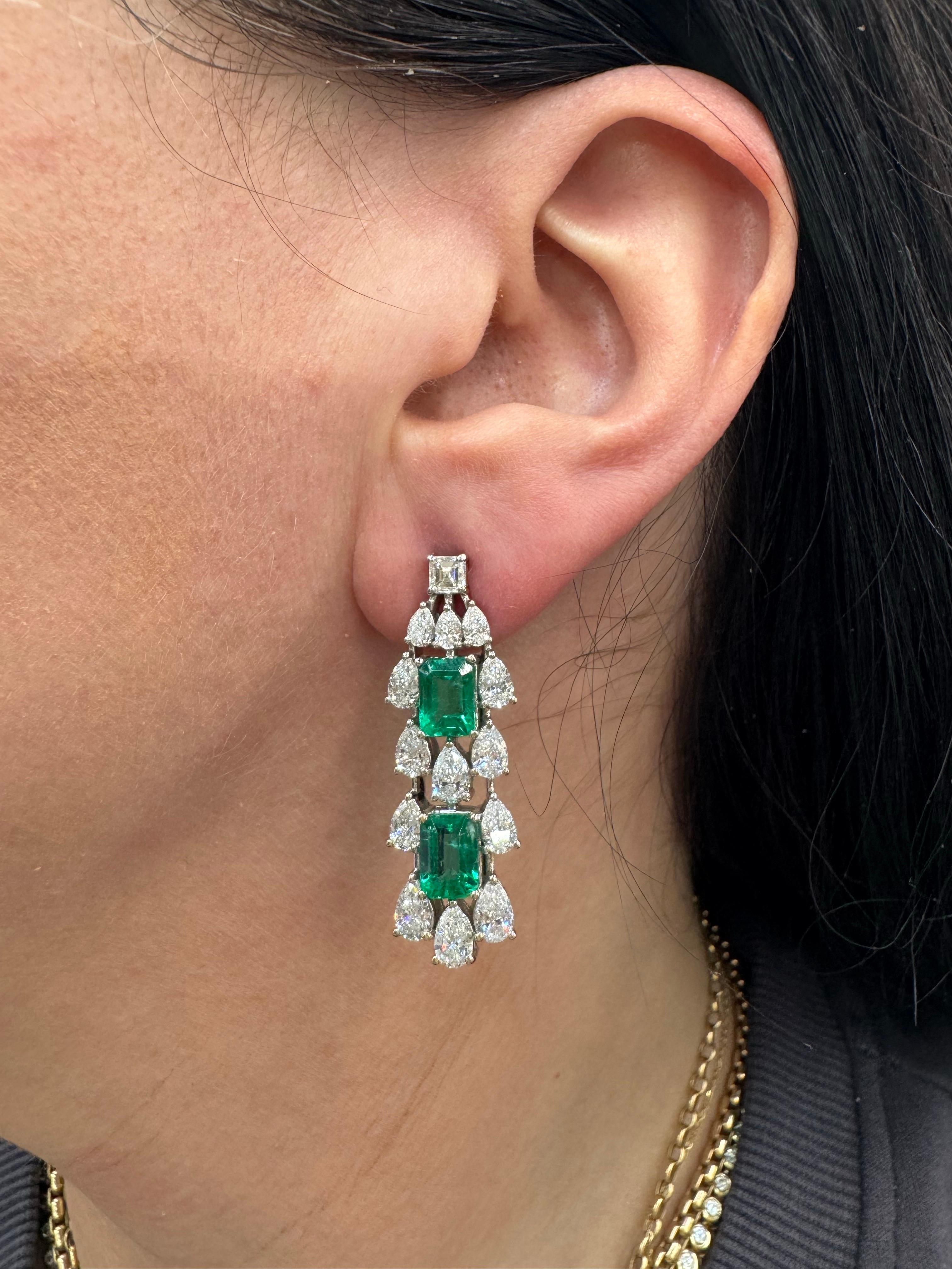 Contemporain Boucles d'oreilles pendantes à trois rangs de diamants émeraude 13.15 CTTW Or blanc 18 carats F VS en vente