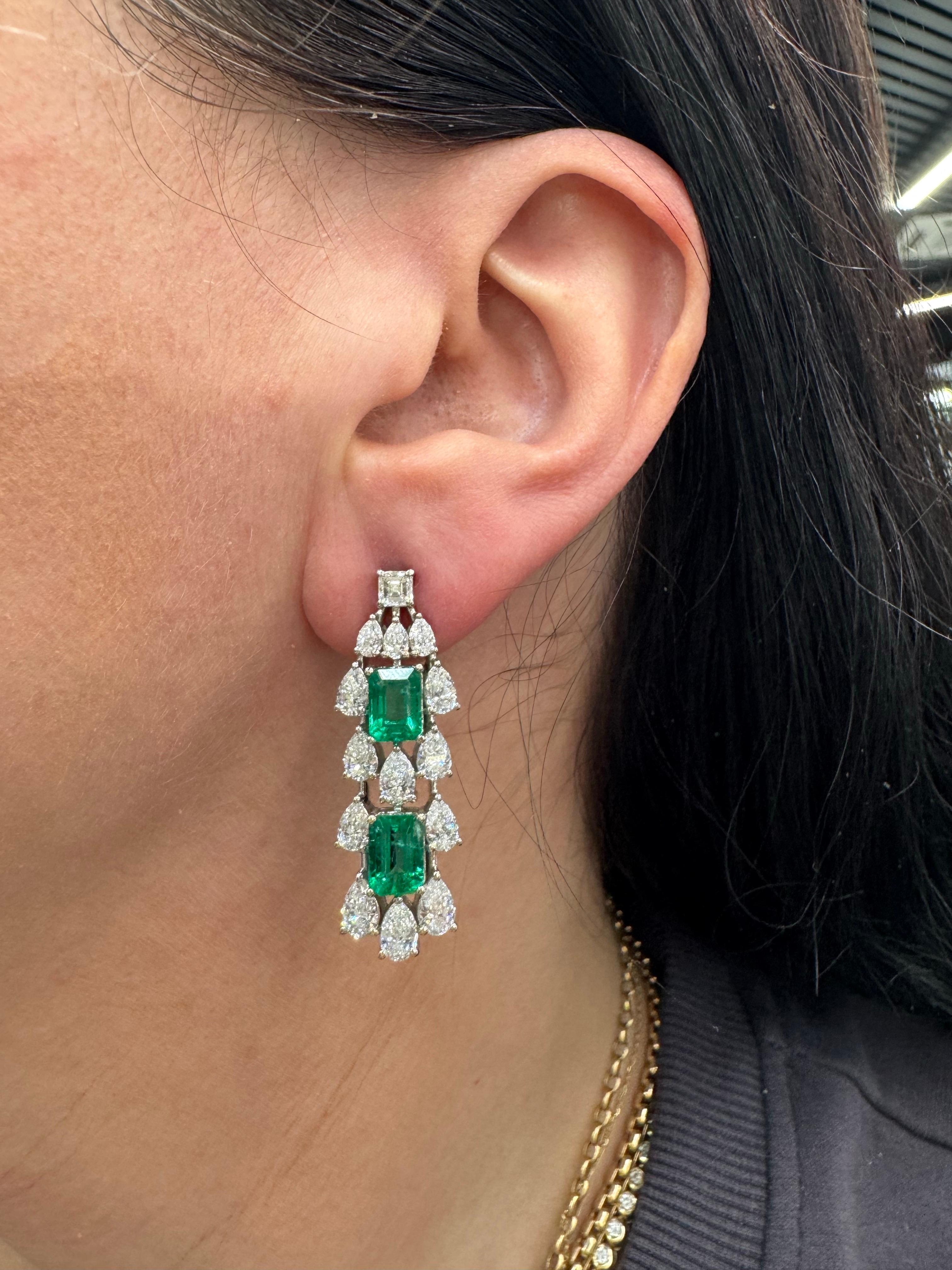 Taille émeraude Boucles d'oreilles pendantes à trois rangs de diamants émeraude 13.15 CTTW Or blanc 18 carats F VS en vente
