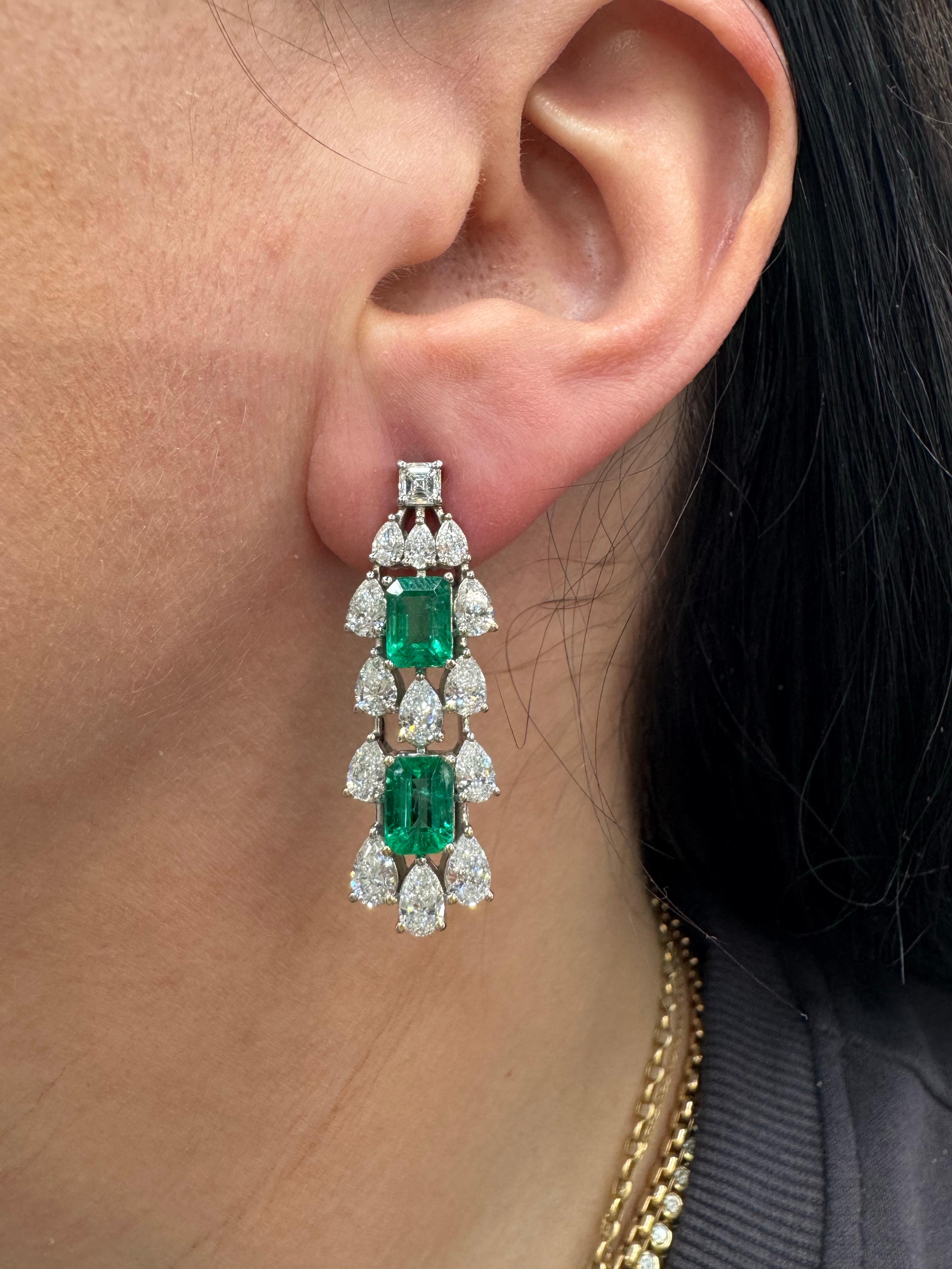 Boucles d'oreilles pendantes à trois rangs de diamants émeraude 13.15 CTTW Or blanc 18 carats F VS Neuf - En vente à New York, NY