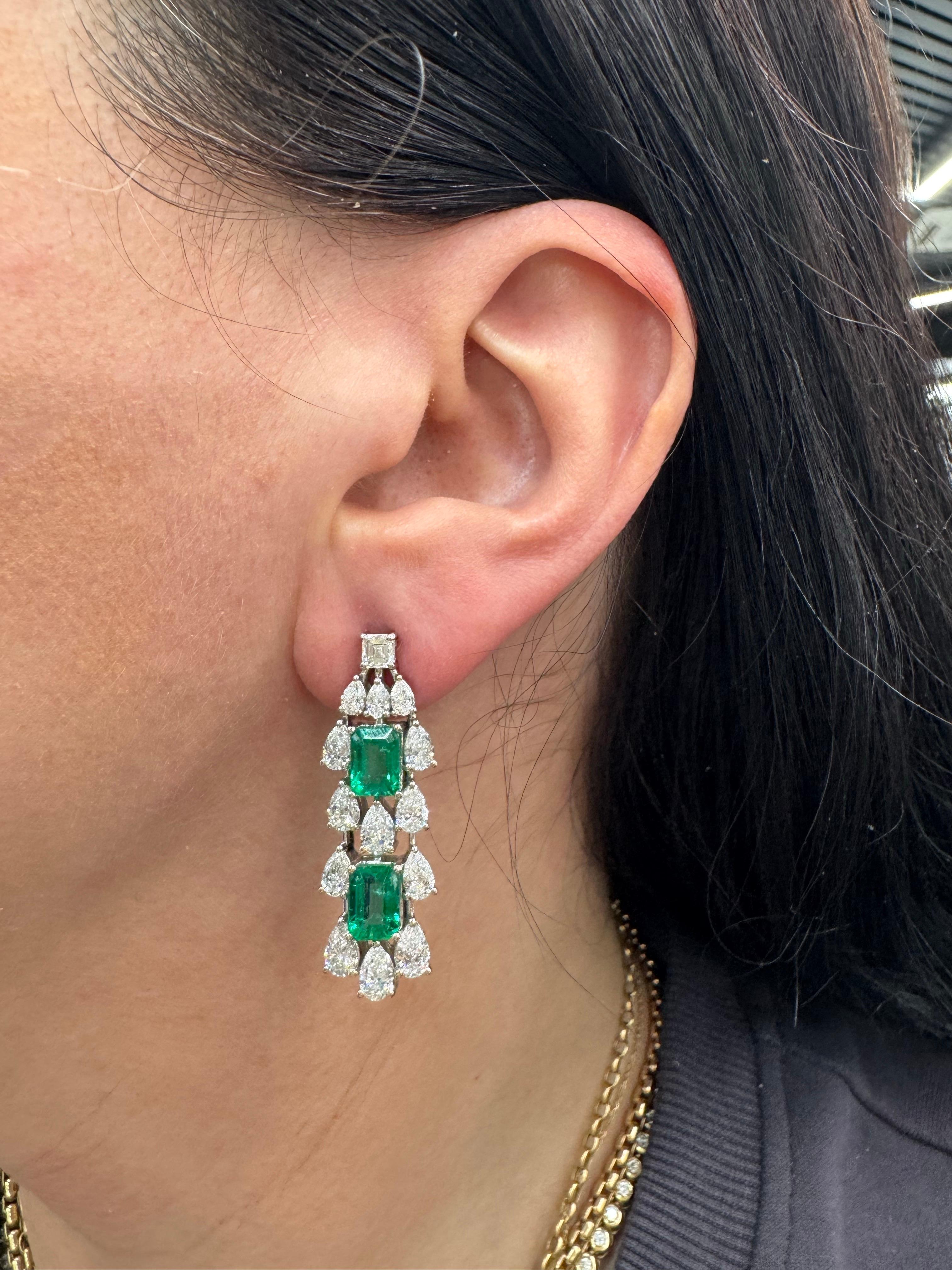 Boucles d'oreilles pendantes à trois rangs de diamants émeraude 13.15 CTTW Or blanc 18 carats F VS Pour femmes en vente