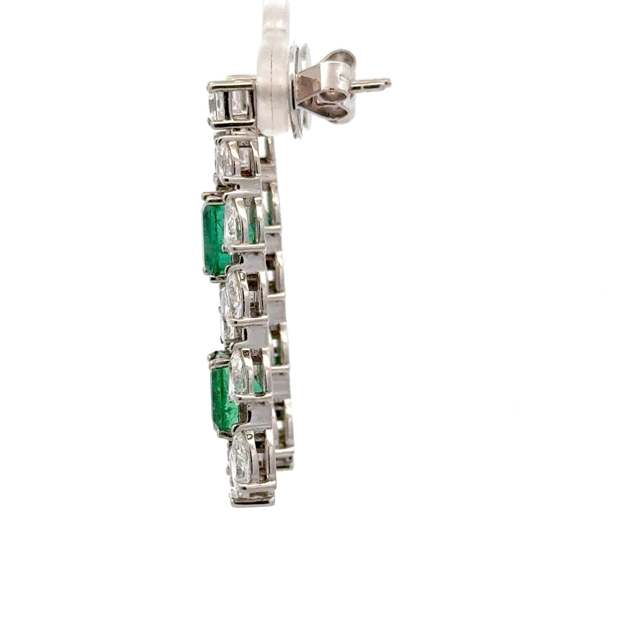 Boucles d'oreilles pendantes à trois rangs de diamants émeraude 13.15 CTTW Or blanc 18 carats F VS en vente 1