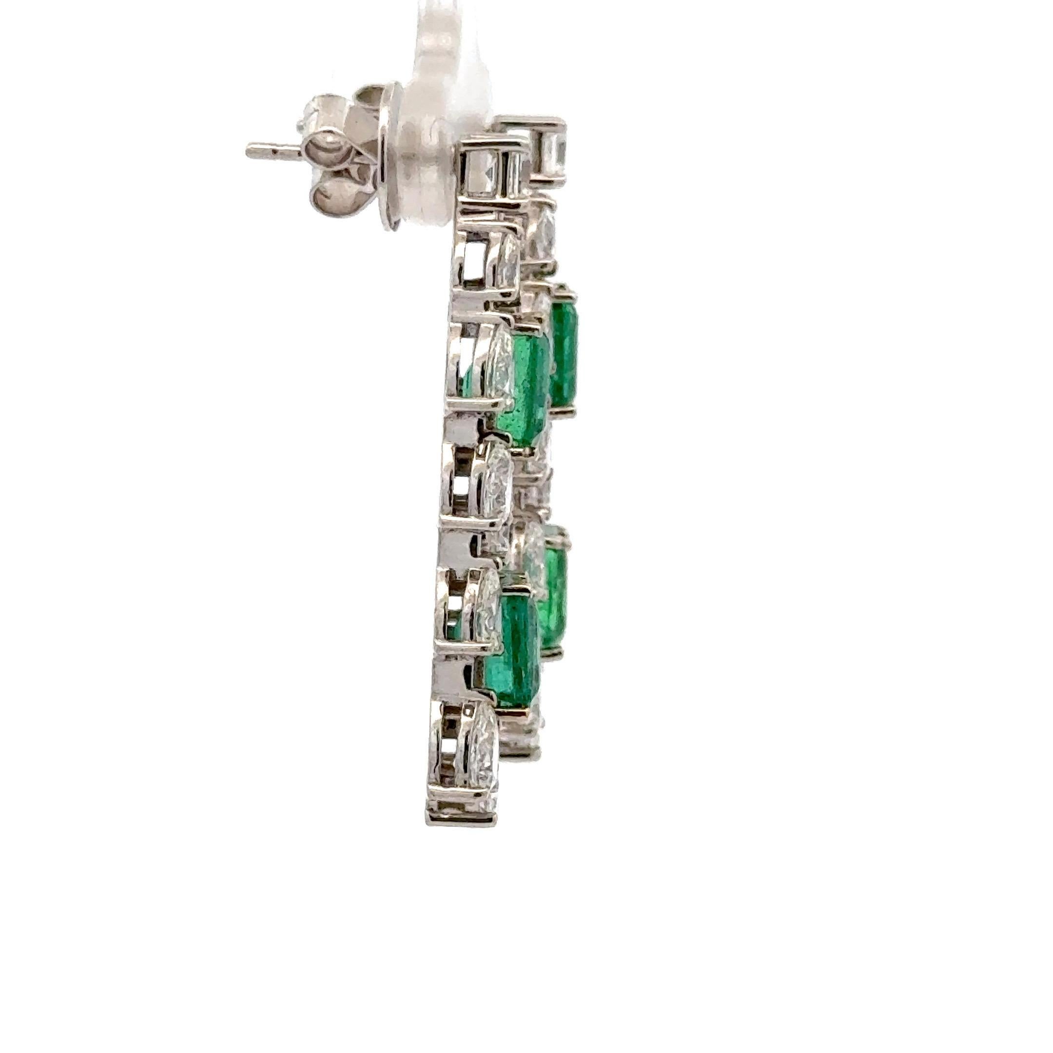 Boucles d'oreilles pendantes à trois rangs de diamants émeraude 13.15 CTTW Or blanc 18 carats F VS en vente 2