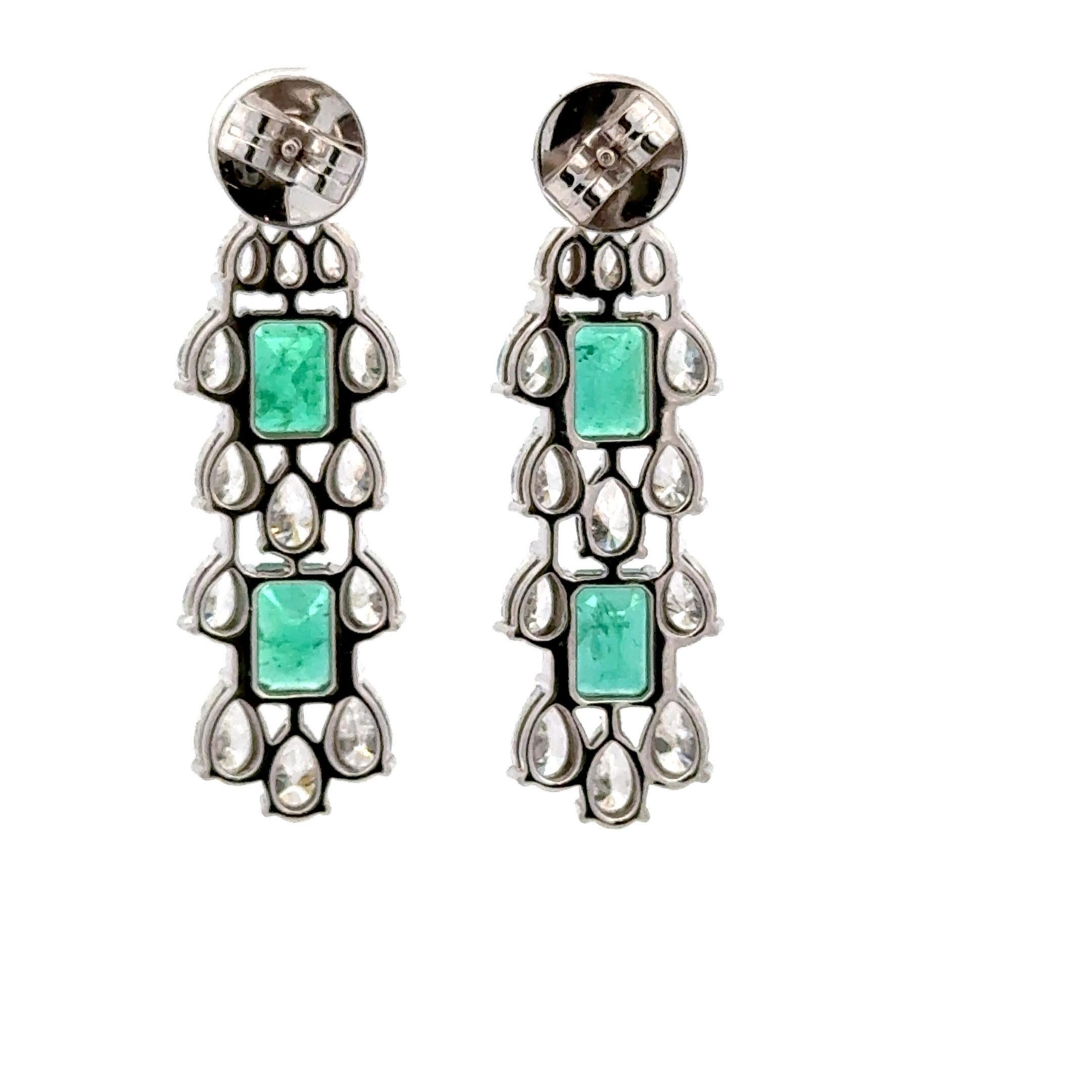 Boucles d'oreilles pendantes à trois rangs de diamants émeraude 13.15 CTTW Or blanc 18 carats F VS en vente 3