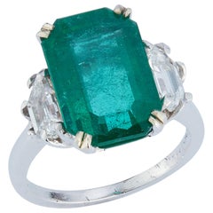 Anello cocktail con tre pietre di smeraldo e diamanti