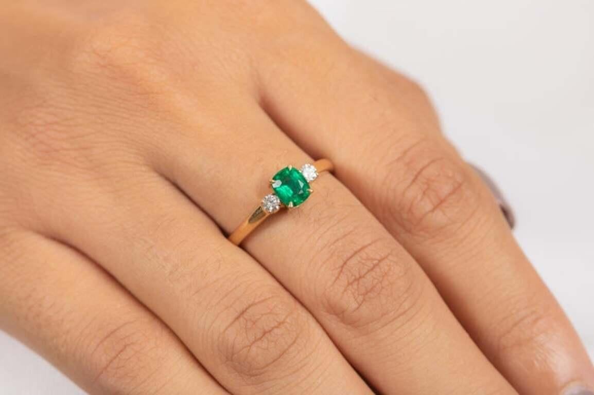Im Angebot: Ring mit Smaragd und Diamant im Dreistein-Stil für Verlobungsring aus 18 Karat massivem Gelbgold () 10