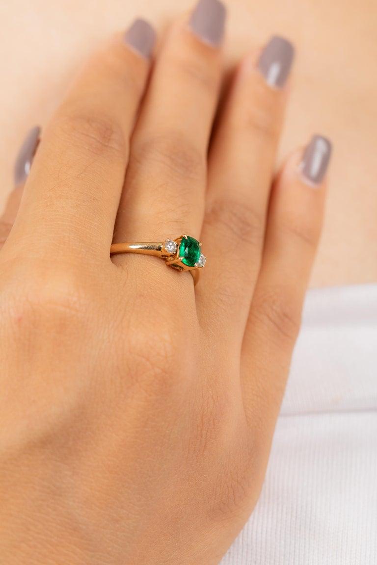 Im Angebot: Ring mit Smaragd und Diamant im Dreistein-Stil für Verlobungsring aus 18 Karat massivem Gelbgold () 2