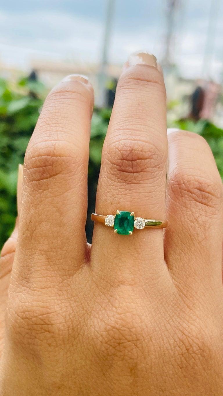 Im Angebot: Ring mit Smaragd und Diamant im Dreistein-Stil für Verlobungsring aus 18 Karat massivem Gelbgold () 3