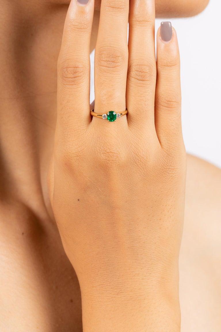 Im Angebot: Ring mit Smaragd und Diamant im Dreistein-Stil für Verlobungsring aus 18 Karat massivem Gelbgold () 5