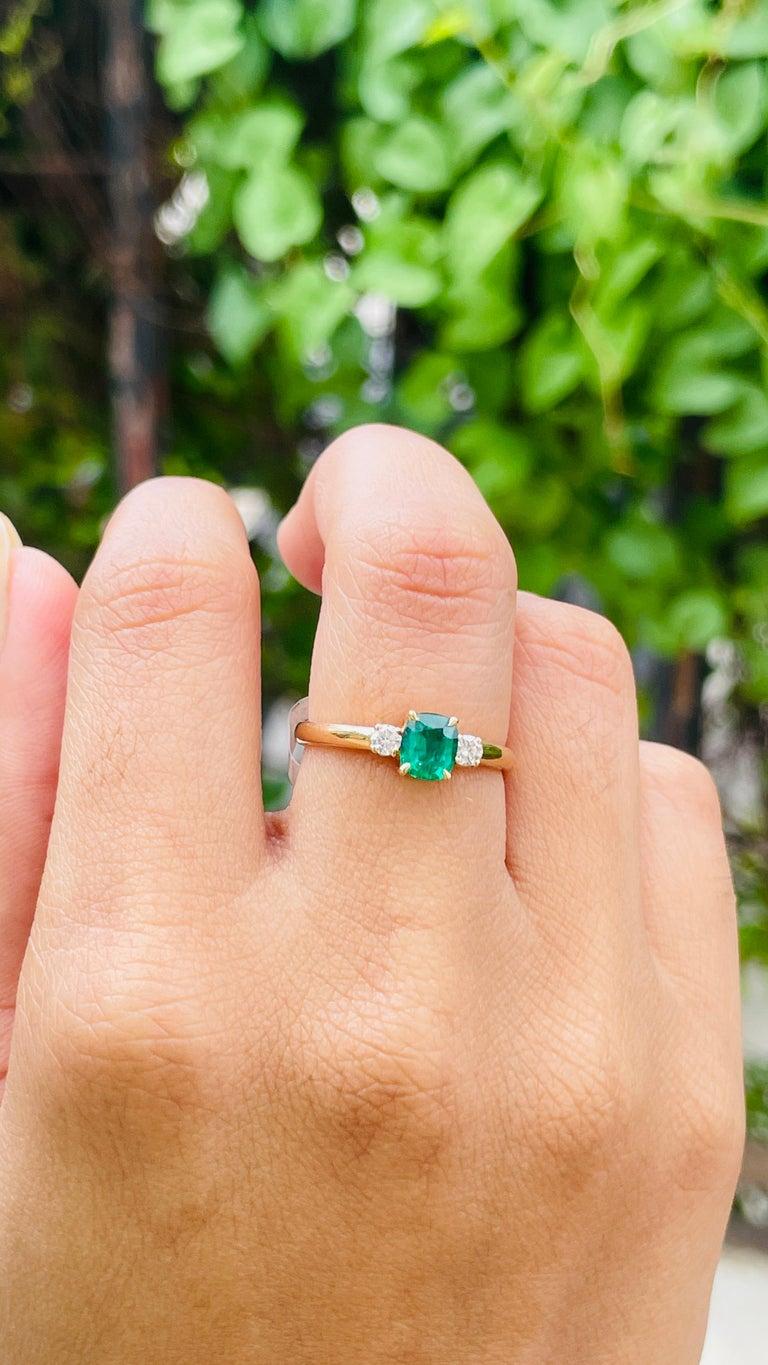 Im Angebot: Ring mit Smaragd und Diamant im Dreistein-Stil für Verlobungsring aus 18 Karat massivem Gelbgold () 6