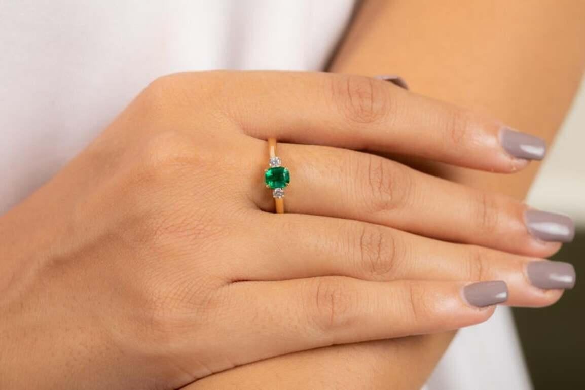 Im Angebot: Ring mit Smaragd und Diamant im Dreistein-Stil für Verlobungsring aus 18 Karat massivem Gelbgold () 8