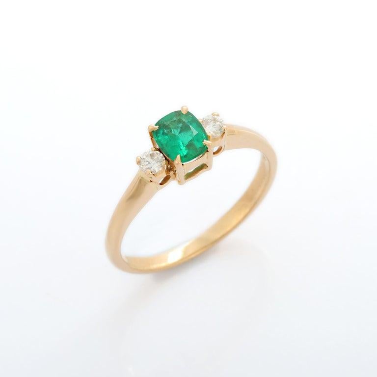Im Angebot: Ring mit Smaragd und Diamant im Dreistein-Stil für Verlobungsring aus 18 Karat massivem Gelbgold () 9