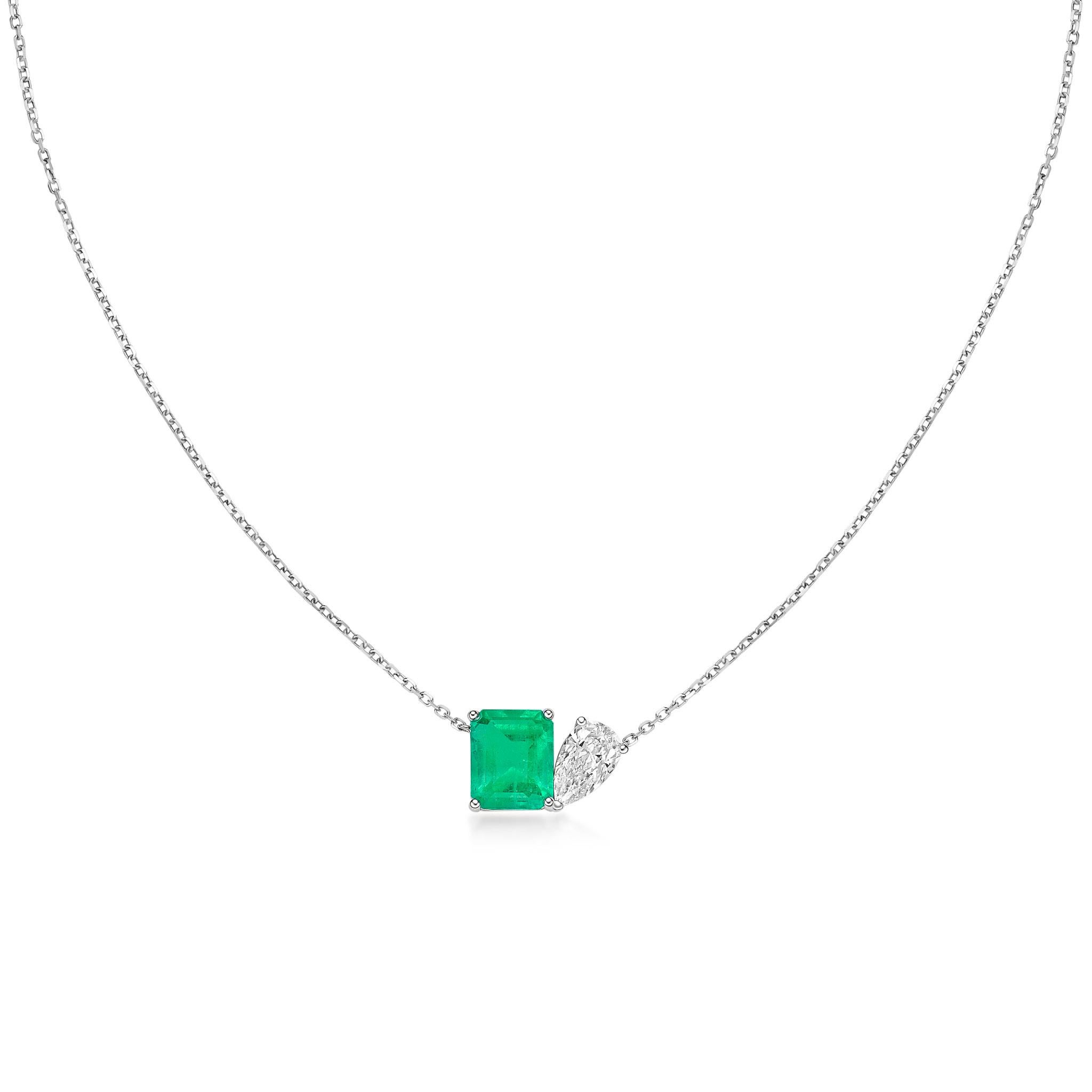 Atemberaubende moderne Toi et Moi Halskette mit einem farblosen birnenförmigen Diamanten und einem üppigen Smaragd. Der Kontrast zwischen den beiden Steinen und die lässige, moderne Fassung machen diese Halskette zu einem Tag- und Nachtbegleiter.