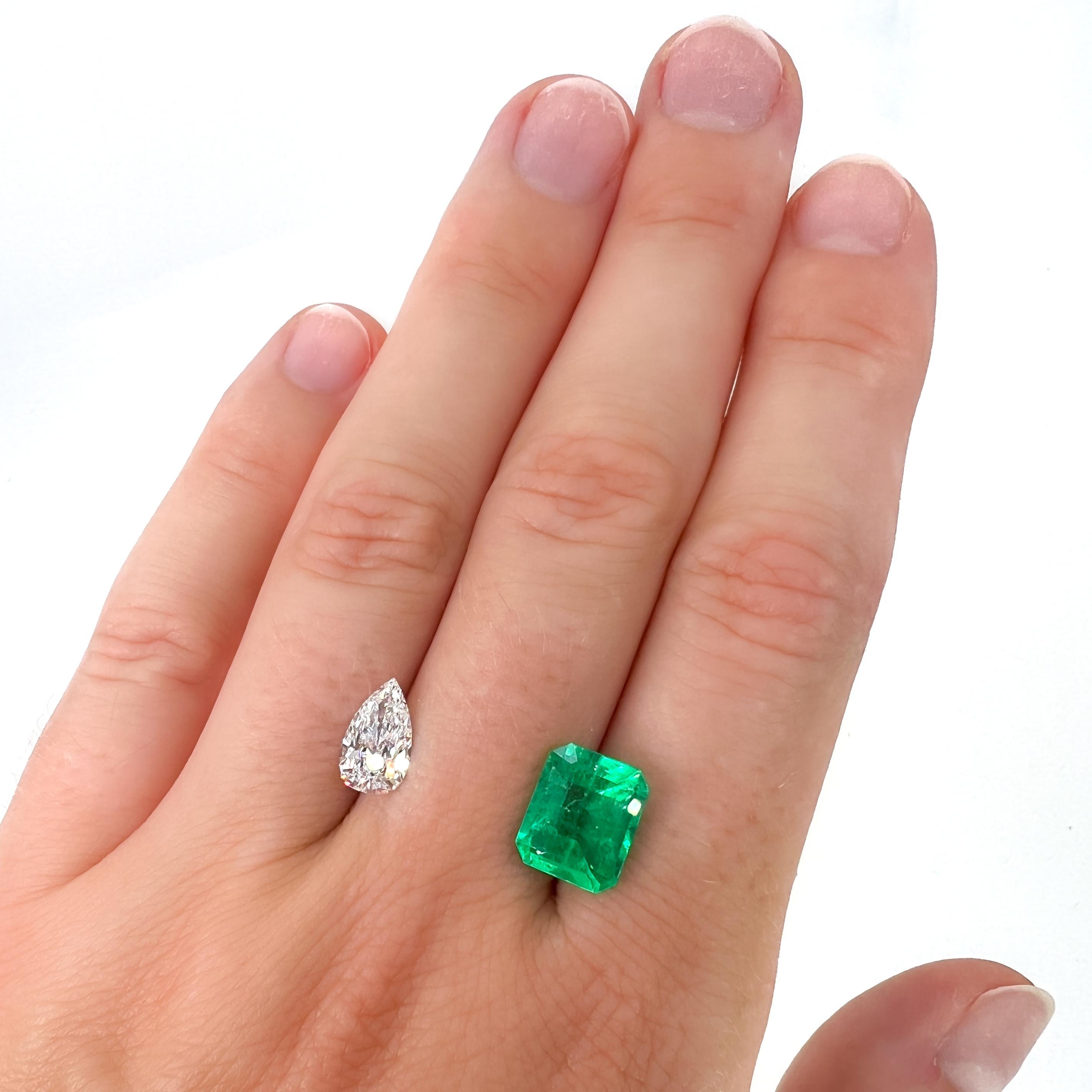 Modern Emerald & Diamond Toi et Moi Necklace For Sale
