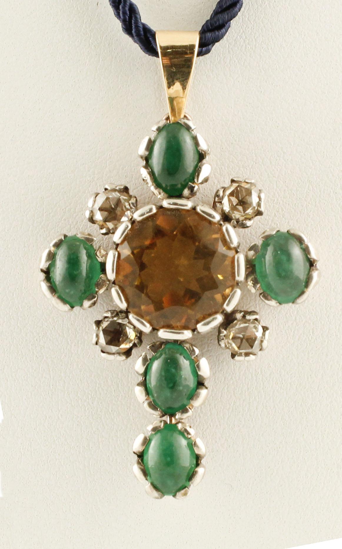 Charming cross pendant in 14Kt gold and silver. The cross is ambellished with emerald drops and diamonds that surround the centre topaz.

emerald (5.38Kt) 
diamonds(1.42Kt) 
topaz (6.85Kt)
 tot weight 11.7gr
R.f. 515503

We hereby inform our