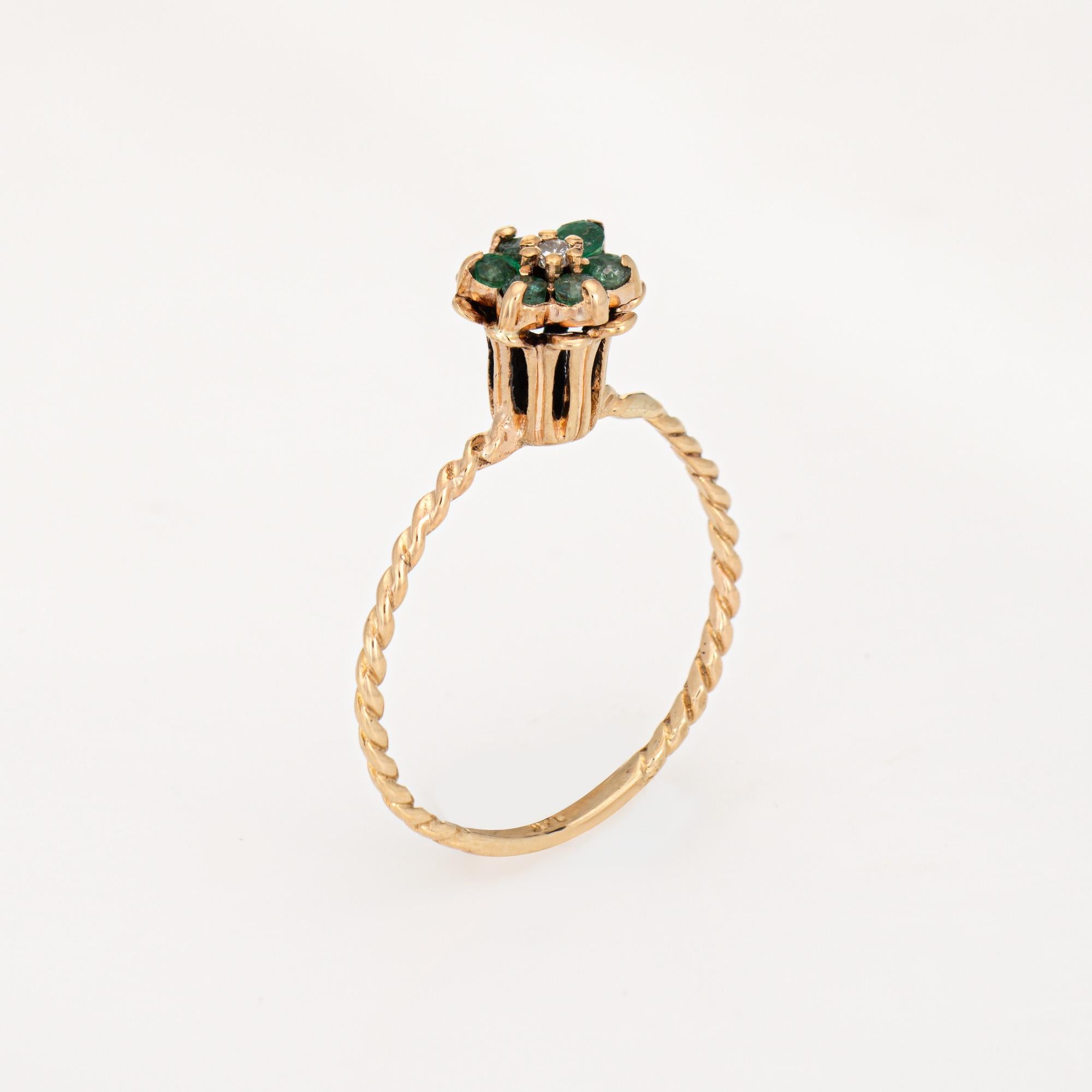 Elegante anillo tulipán vintage de esmeraldas y diamantes (circa años 60 a 70) elaborado en oro amarillo de 14 quilates. 

El diamante de talla brillante redondo tiene un valor estimado de 0,01 quilates (color estimado L-M y claridad I1). Seis