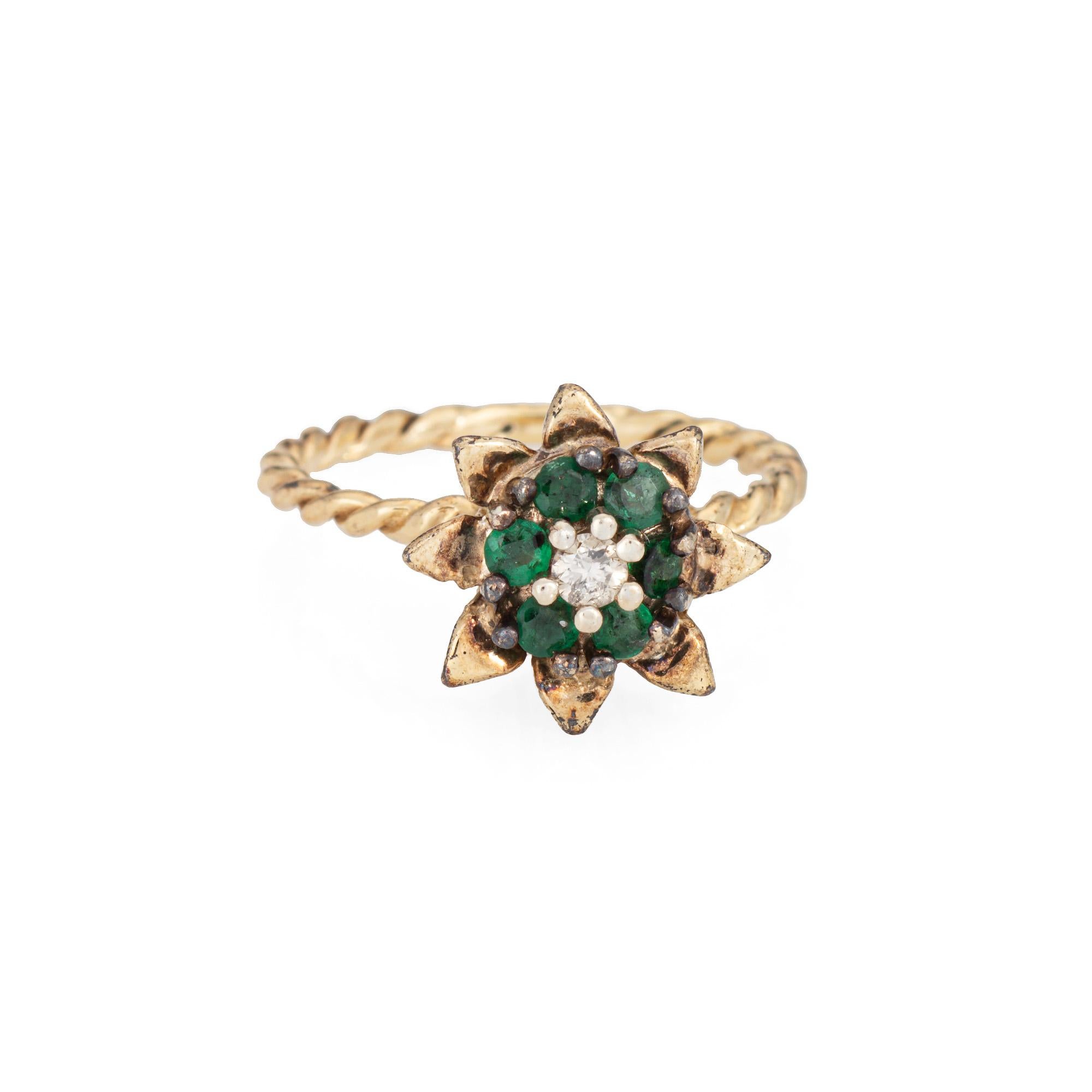Elegante anello vintage con smeraldo e diamante a tulipano (circa anni '60-'70) realizzato in oro giallo 14 carati. 

Il diamante rotondo taglio brillante ha un peso stimato di 0,03 carati (colore L-M e purezza I1). I sei smeraldi misurano circa 2