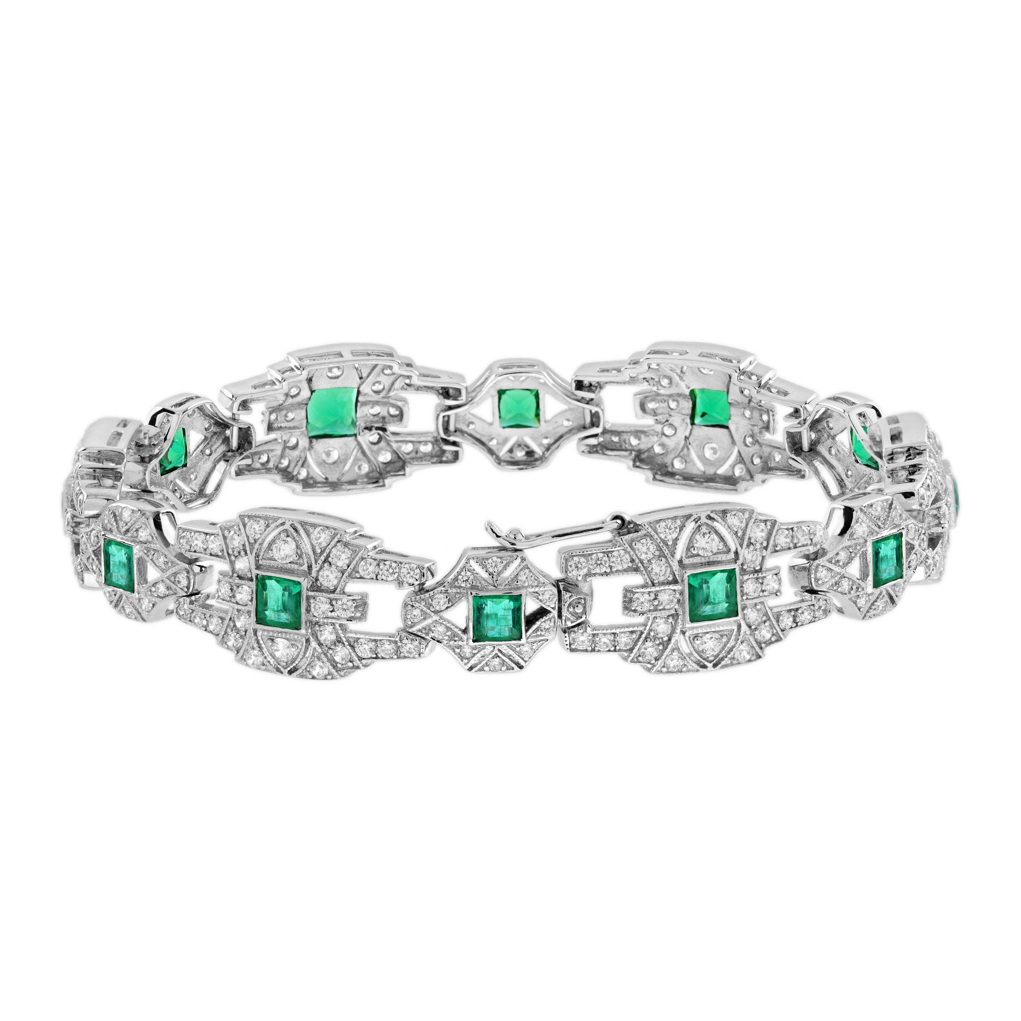 Cet élégant bracelet à maillons de style Art déco présente des émeraudes vibrantes au cœur de chaque maillon, entourées de diamants étincelants qui rehaussent leur couleur vive. Serti dans un arrangement géométrique classique, le bracelet dégage une