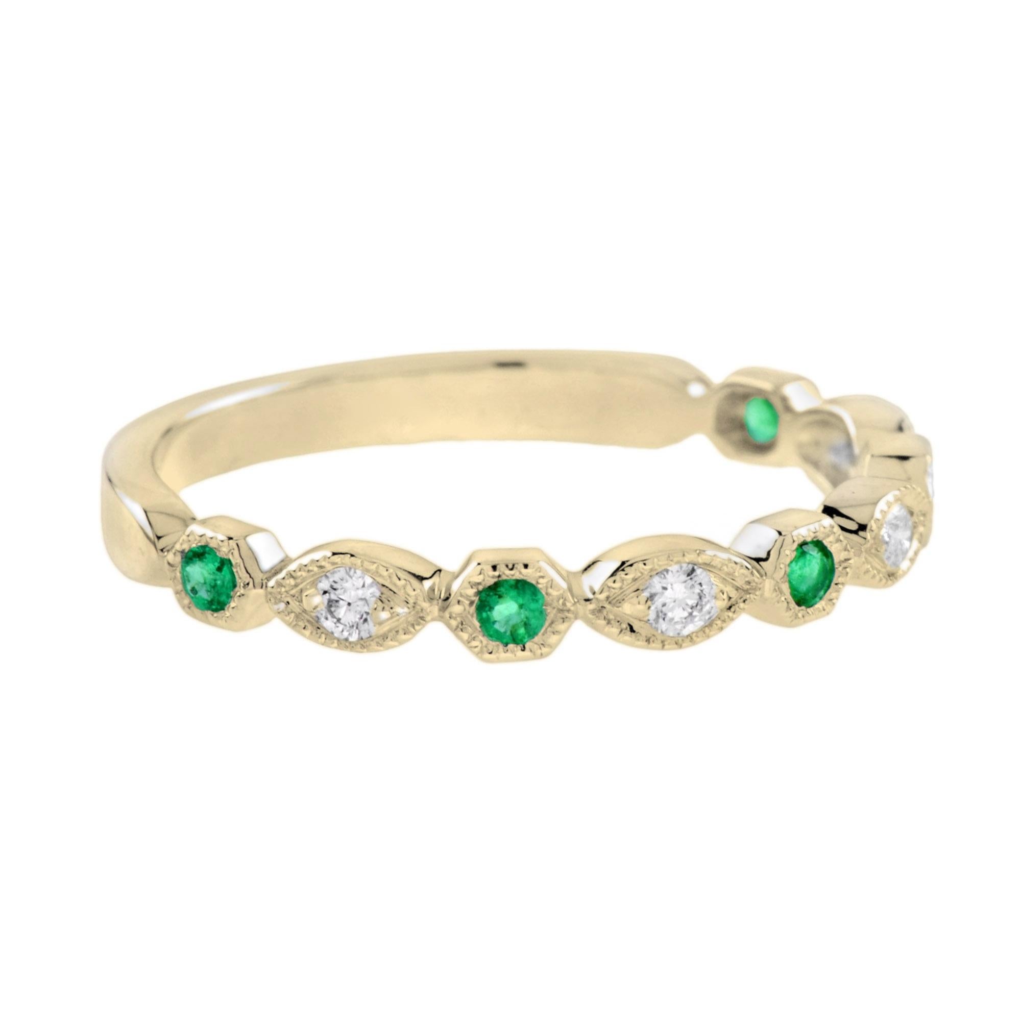 Elaborado en precioso oro amarillo, este resplandeciente look presenta alternancia de diamantes en marcos de forma marquesa y esmeraldas redondas engastadas en bisel en estilo media eternidad. Los intrincados detalles milgrain le confieren un