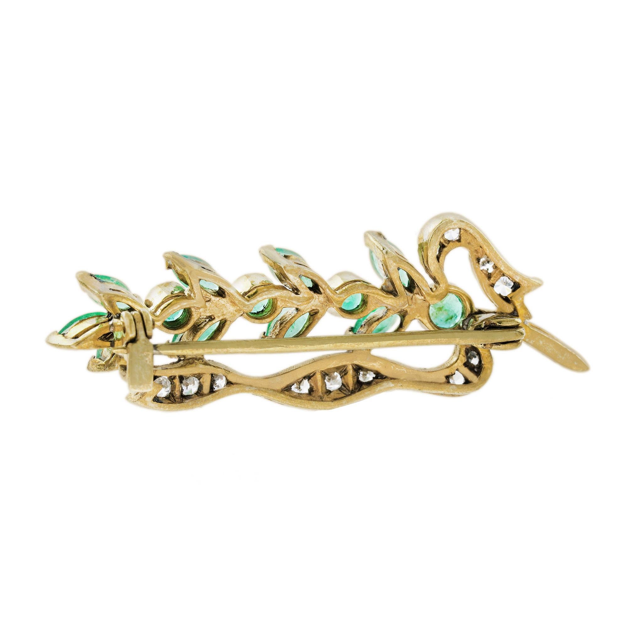 Taglio rotondo Spilla con diamante smeraldo e foglie in stile vintage in oro giallo 9K in vendita