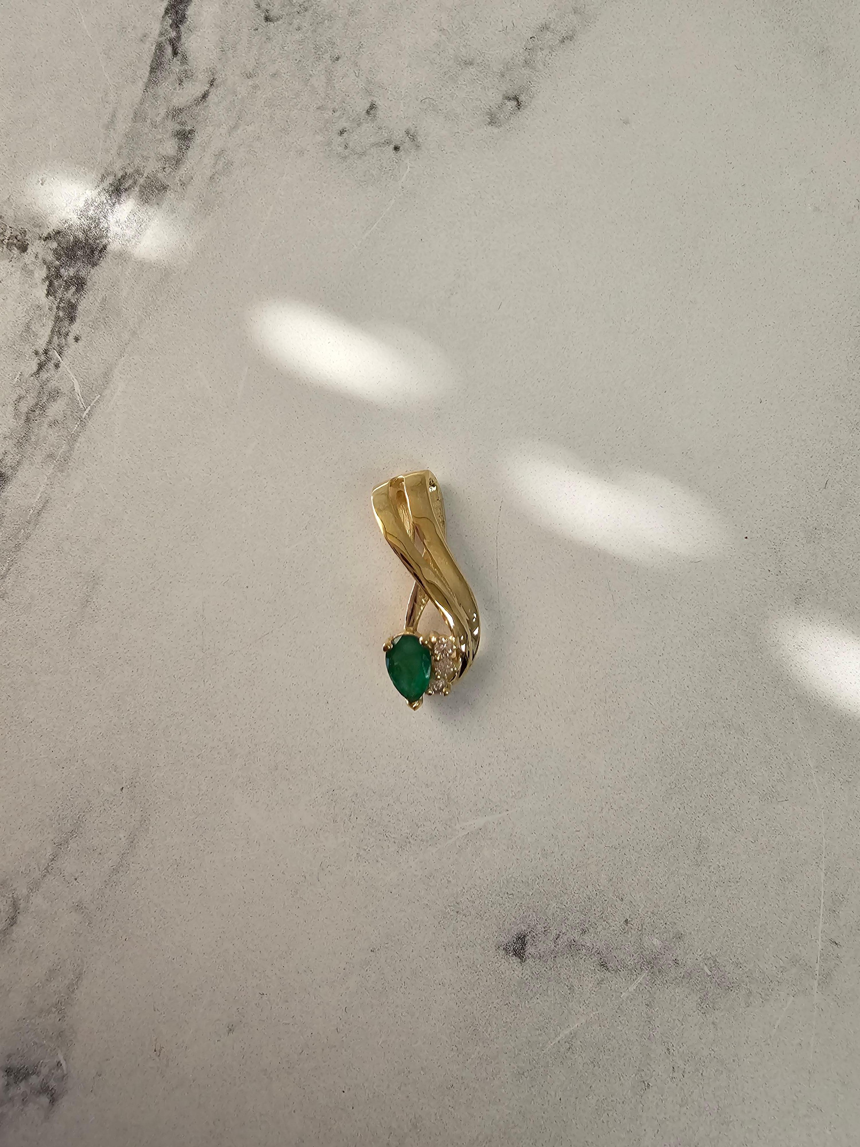 Emerald & Diamond Vintage Style Necklace 14k Yellow Gold In New Condition For Sale In Sugar Land, TX
