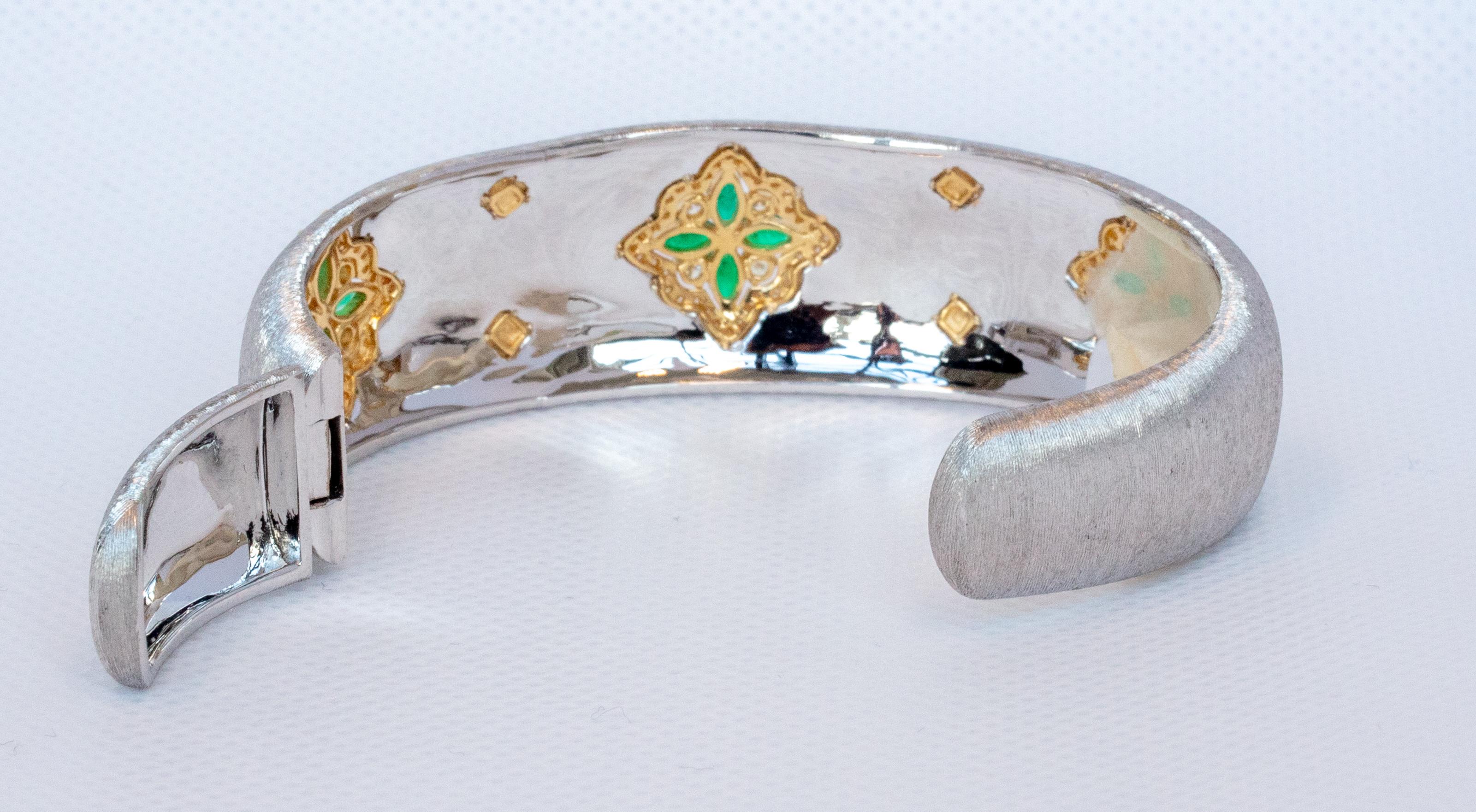 Emerald Diamond White and Yellow Gold Link Bangle in Florentine Technique In New Condition In Hong Kong, HK