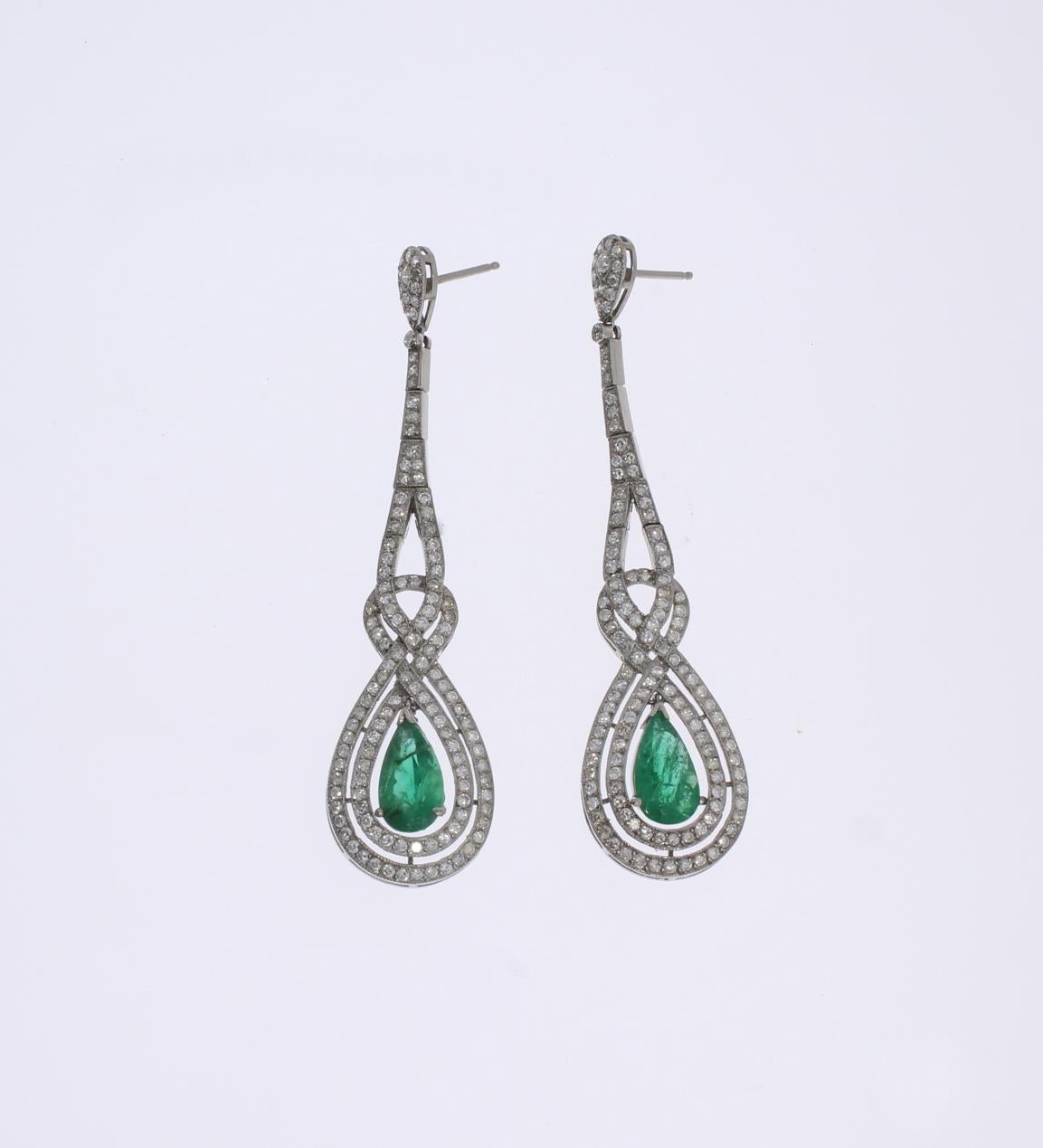 Art deco set decorated with a 2 teardrop-shaped emeralds bordered by 312 brilliant-cut diamonds weighing circa 6,30 ct. Mounted in 18 carat white gold. Total weight: 11.59 grams. Length: ca. 2.55 in ( 6,5 cm )