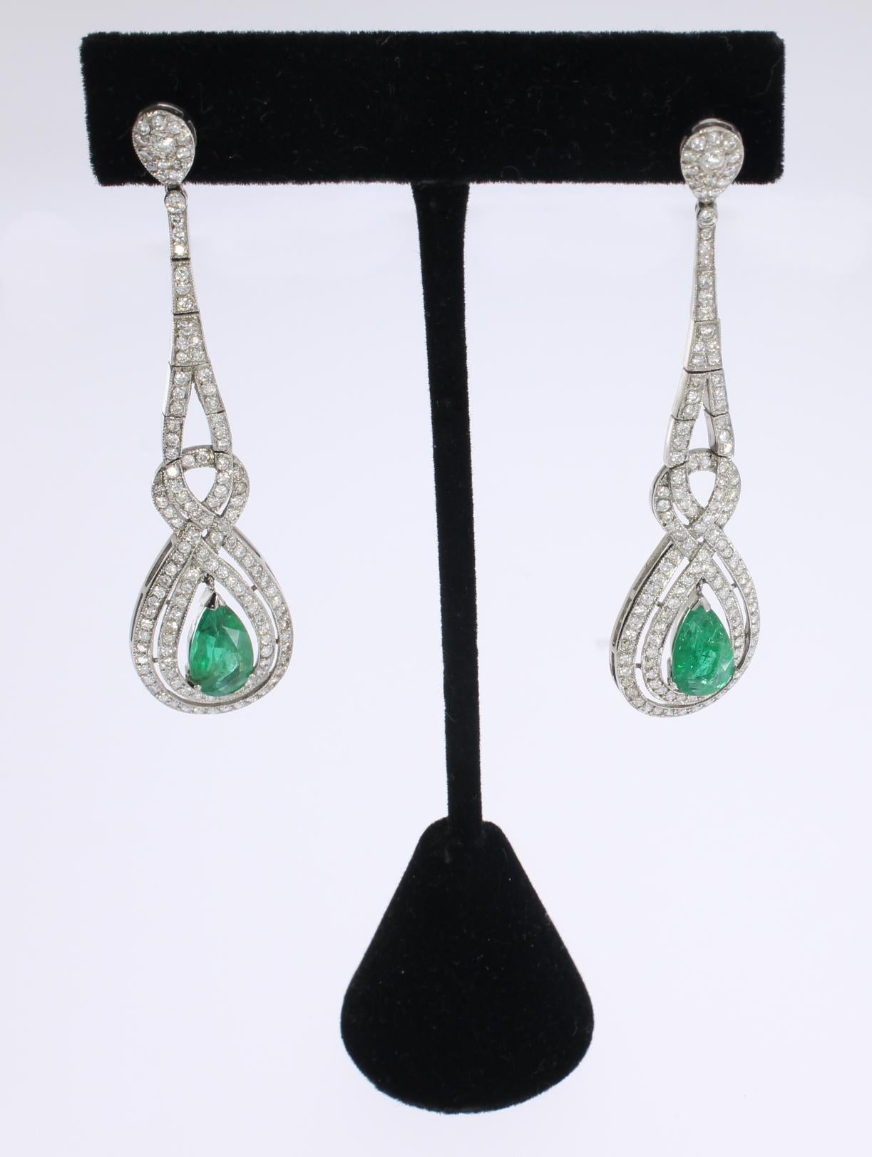 Emerald Diamond White Gold Dangle Earrings In Excellent Condition For Sale In Berlin, DE