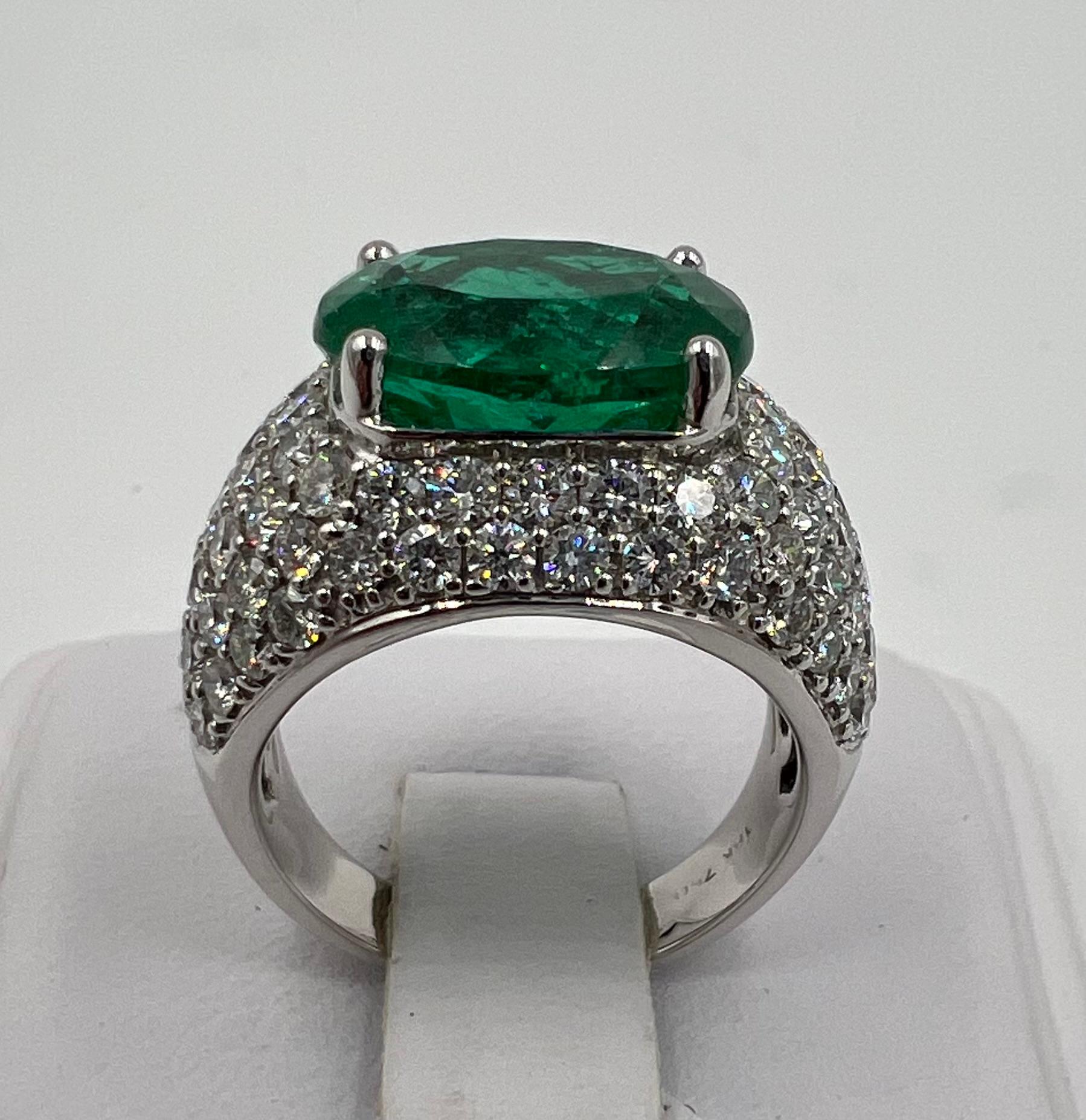 Emerald Diamond White Gold Dome Ring In Good Condition For Sale In Los Angeles, CA