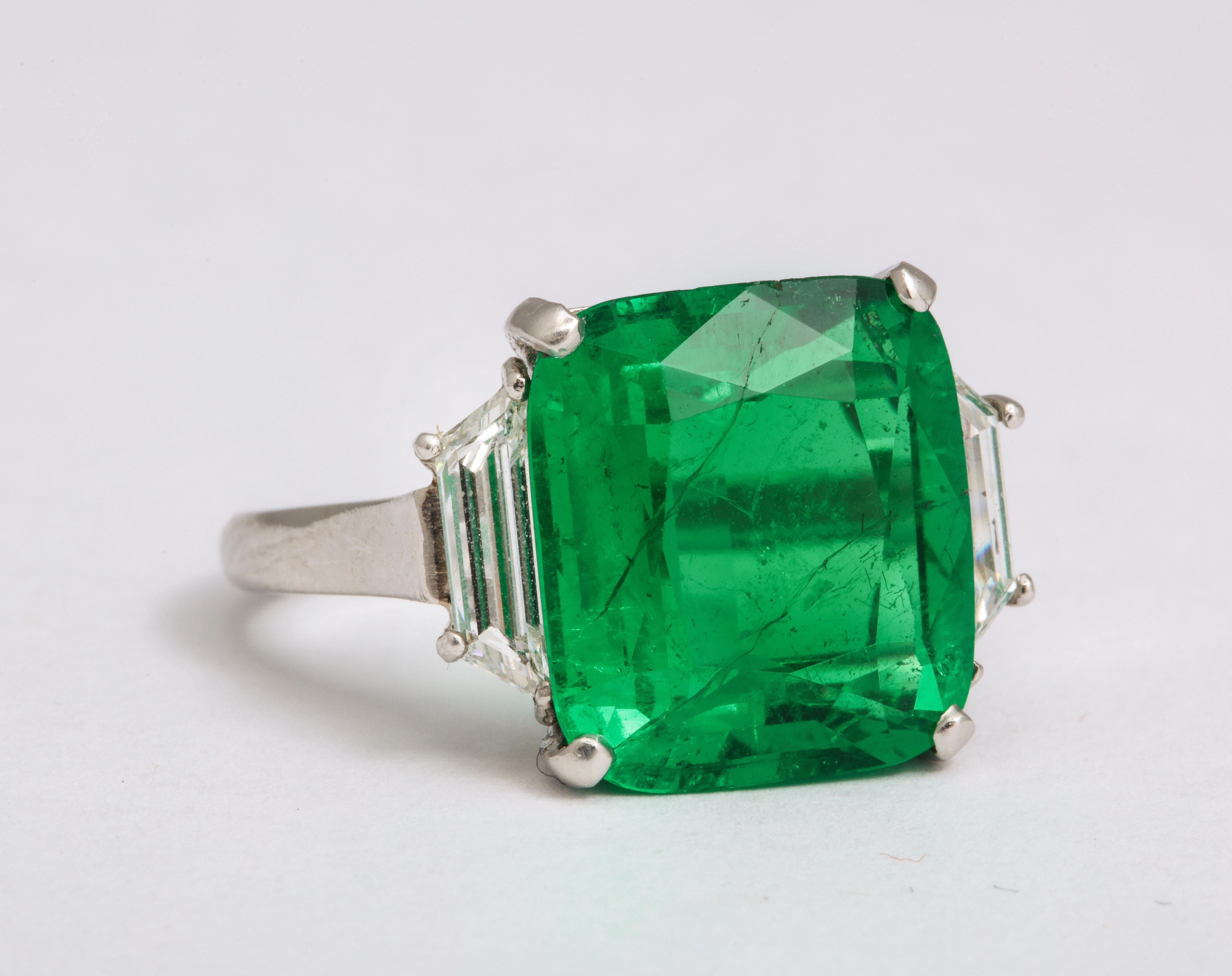Modern Emerald Diamond White Gold Ring For Sale