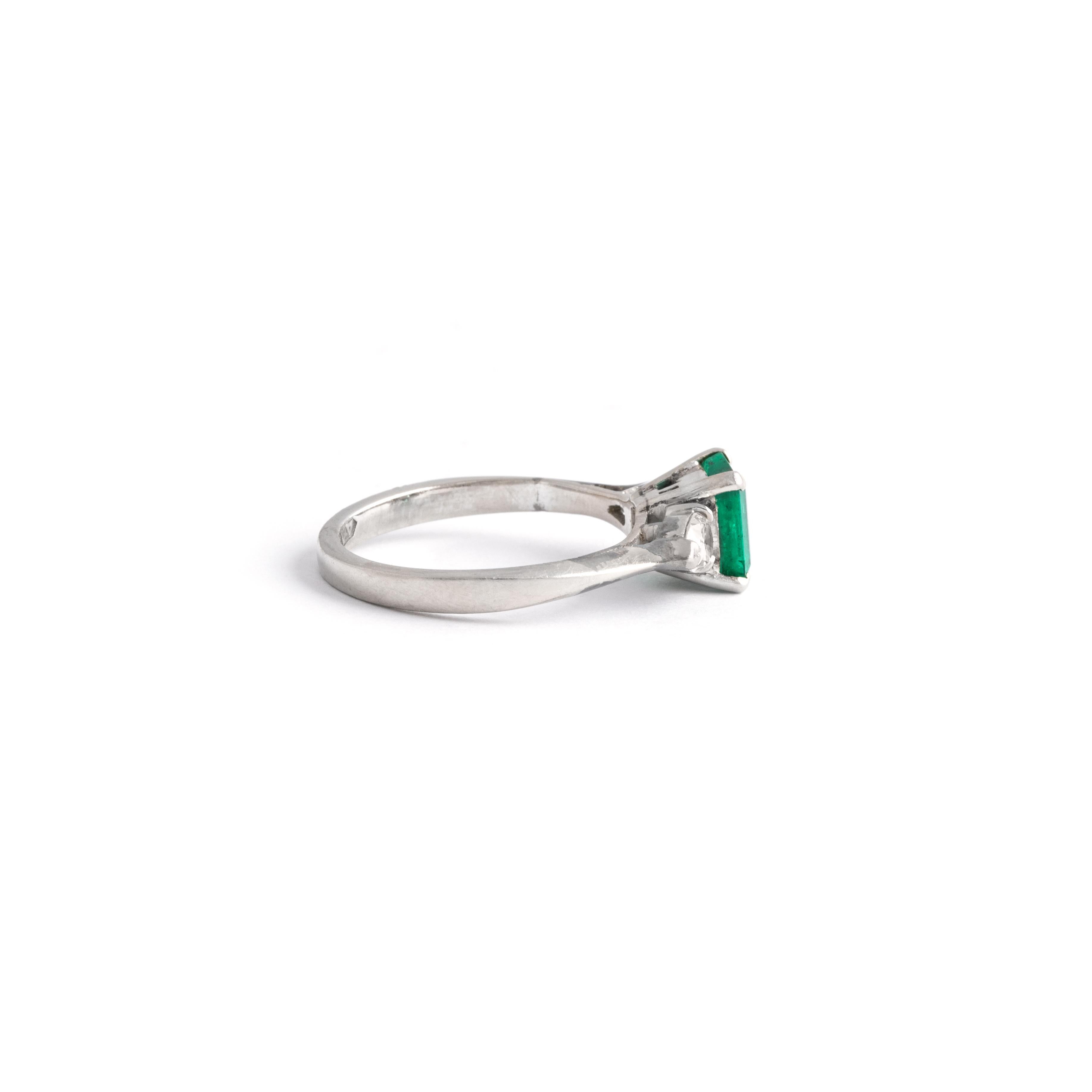 Smaragd-Diamant-Weißgoldring (Art déco) im Angebot