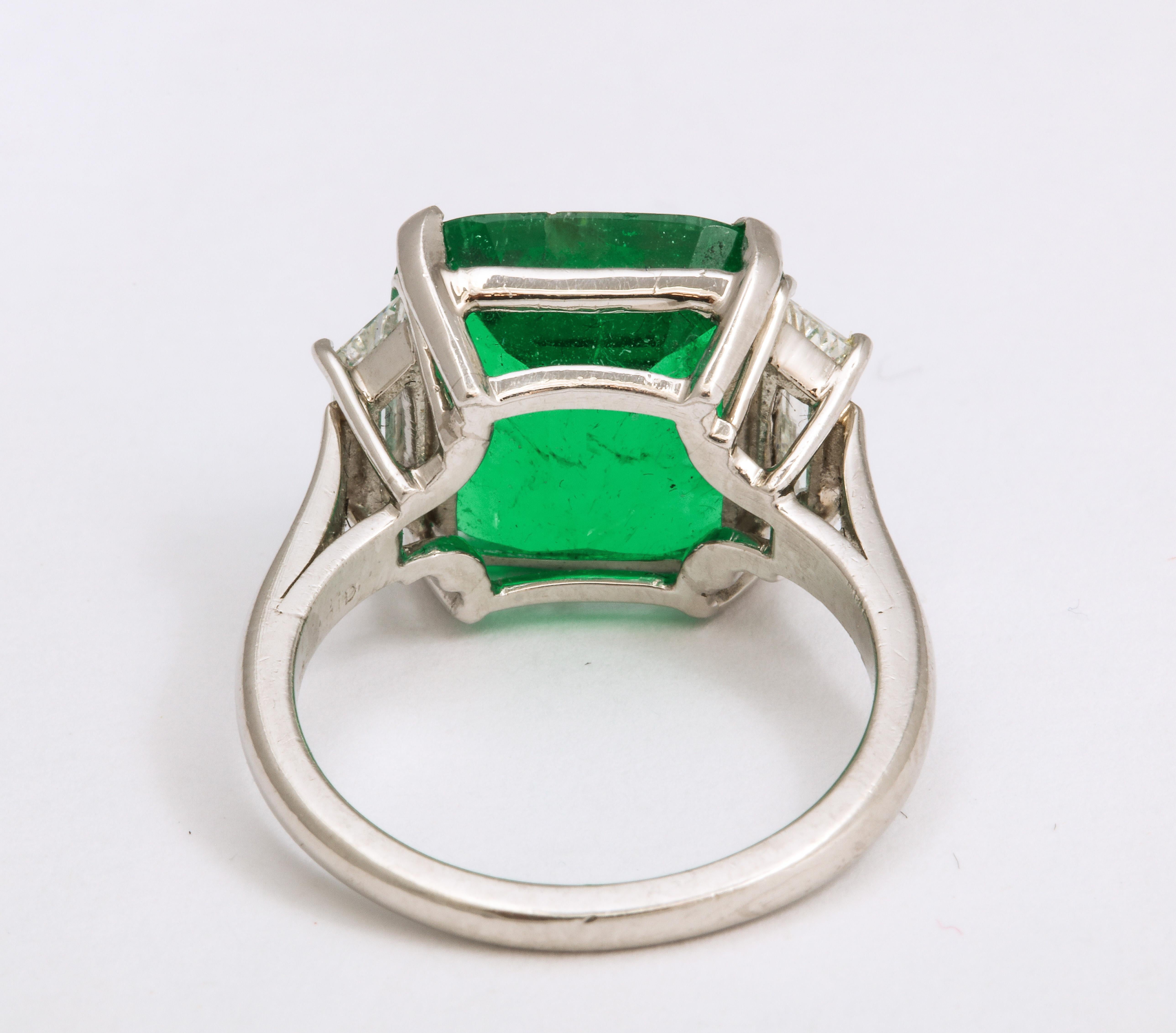 Emerald Diamond White Gold Ring In Excellent Condition For Sale In New York, NY