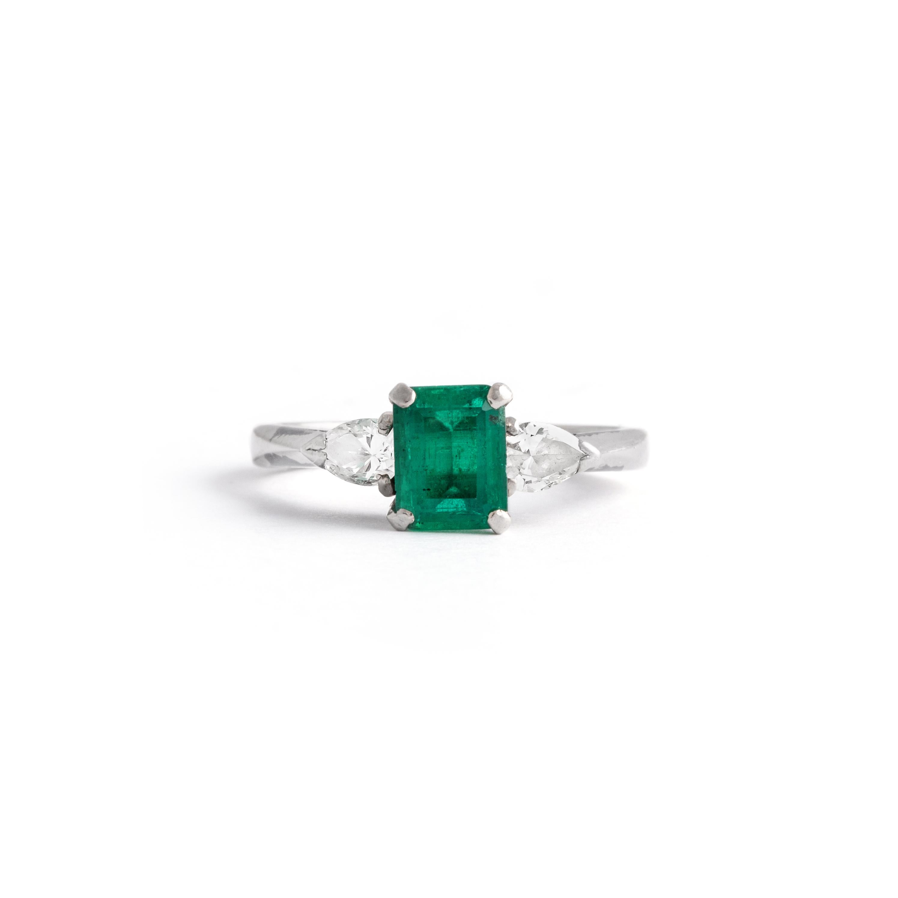 Smaragd-Diamant-Weißgoldring (Smaragdschliff) im Angebot