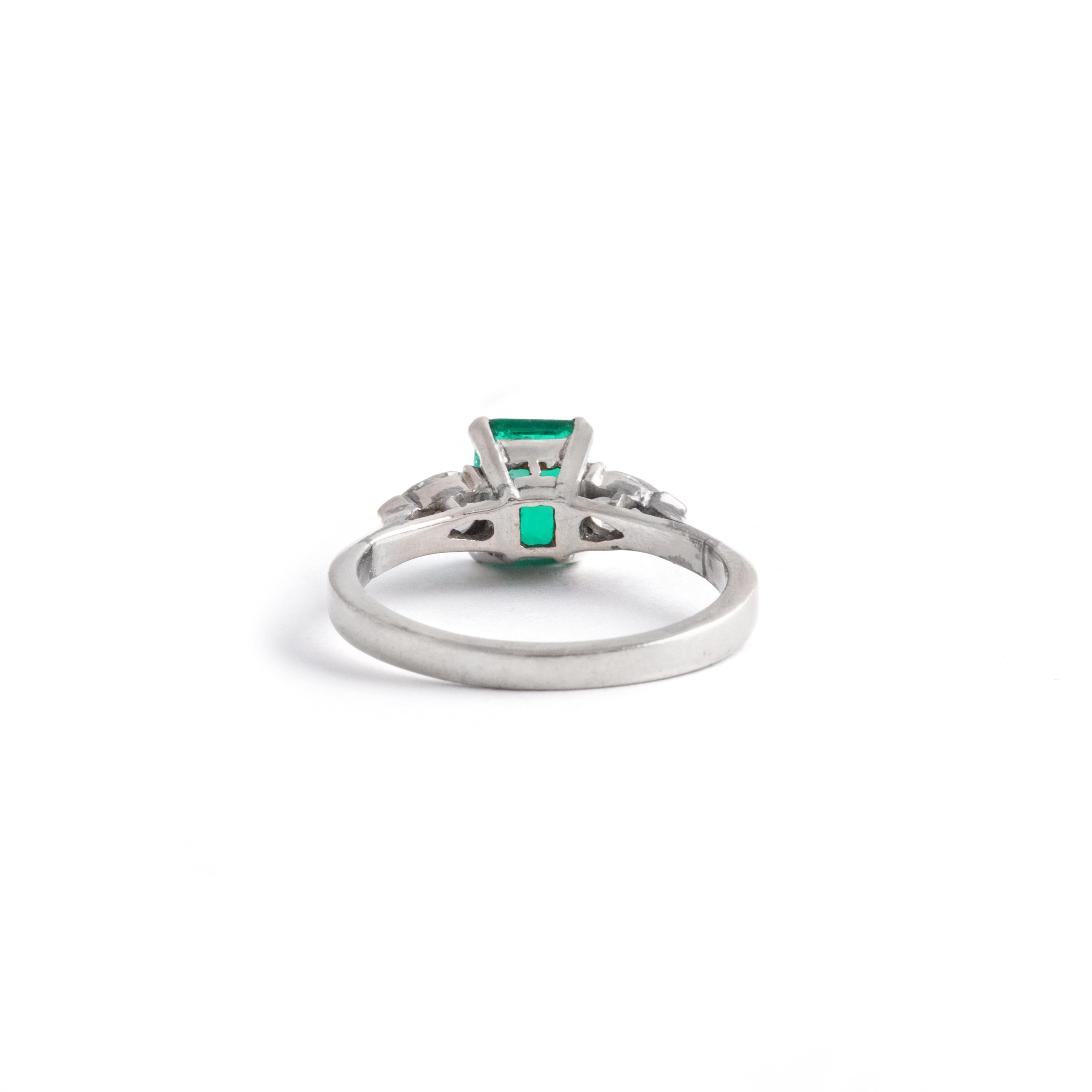 Emerald Diamond White Gold Ring In Good Condition For Sale In Geneva, CH