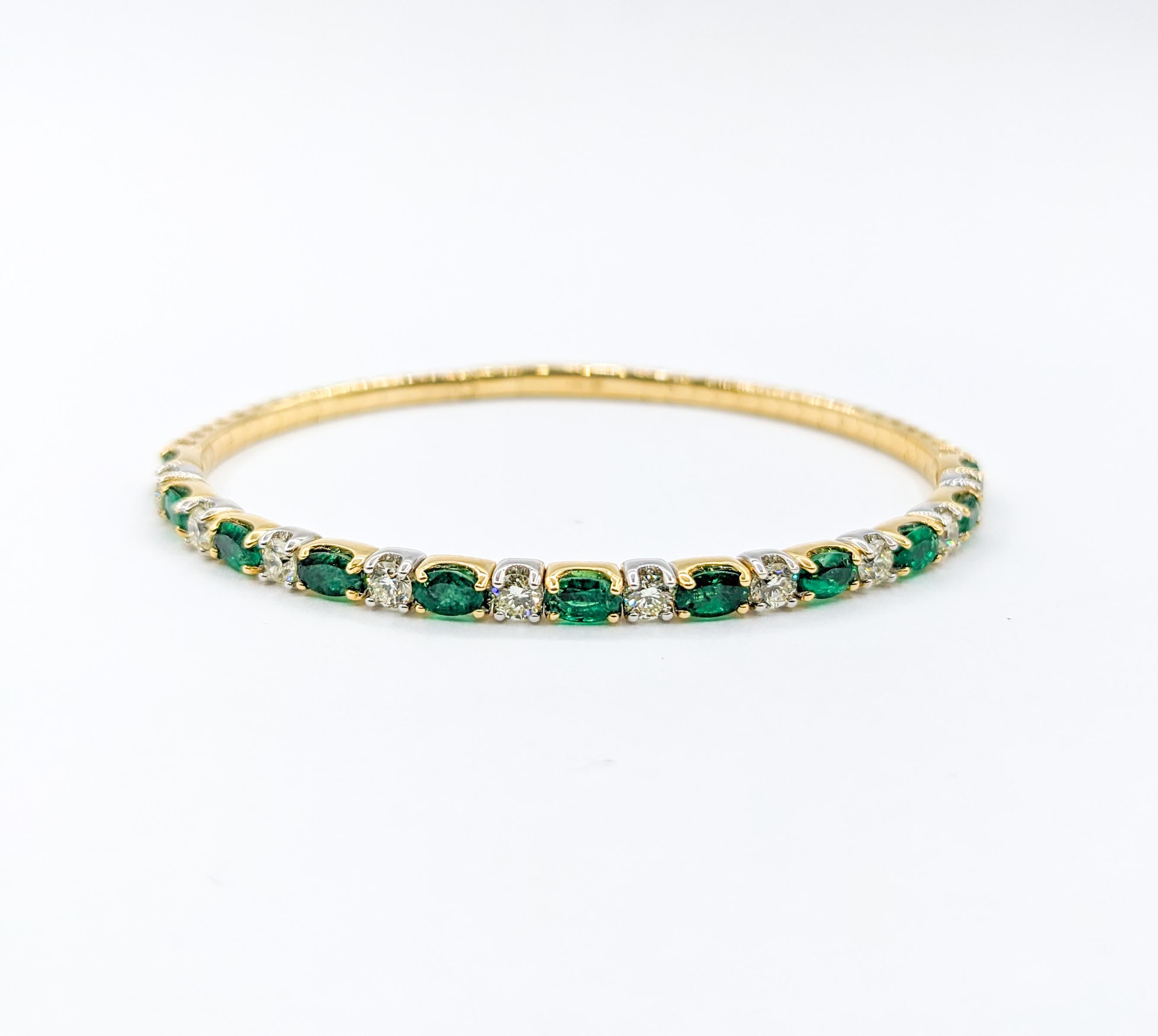 Emerald & Diamond Yellow Gold Bangle Flex Bracelet

Introducing our exquisite 14kt Yellow Gold Bracelet, a true testament to beauty and elegance. This stunning piece features Flex-shaped Diamonds with a total weight of 1.32ctw. The Sparkly Diamonds