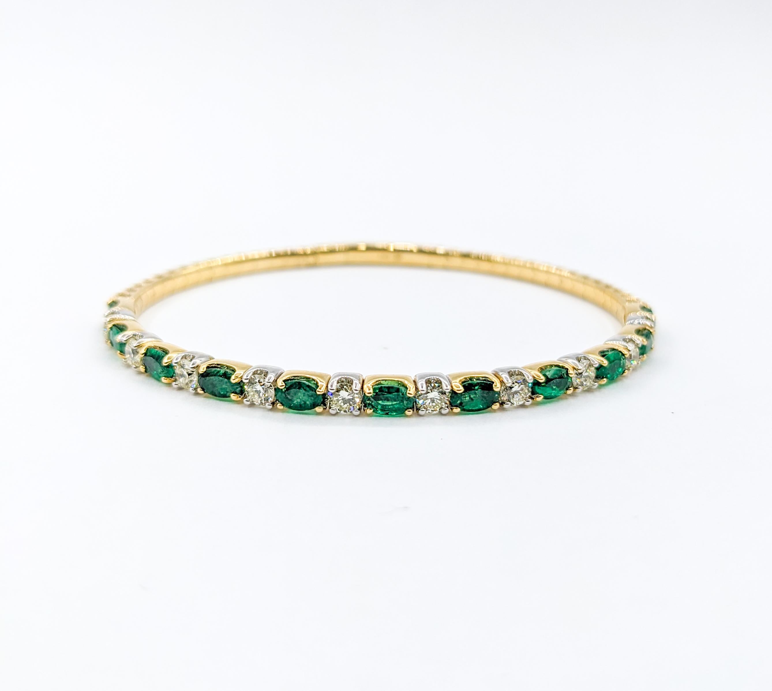 Smaragd & Diamant Gelbgold Armspange Flex-Armband

Unser exquisites Armband aus 14-karätigem Gelbgold ist ein wahres Zeugnis für Schönheit und Eleganz. Dieses atemberaubende Stück ist mit biegsamen Diamanten mit einem Gesamtgewicht von 1,32 ct