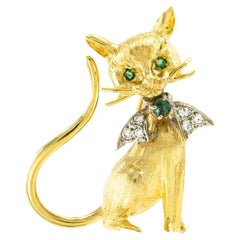 Broche chat en or jaune avec émeraude et diamants