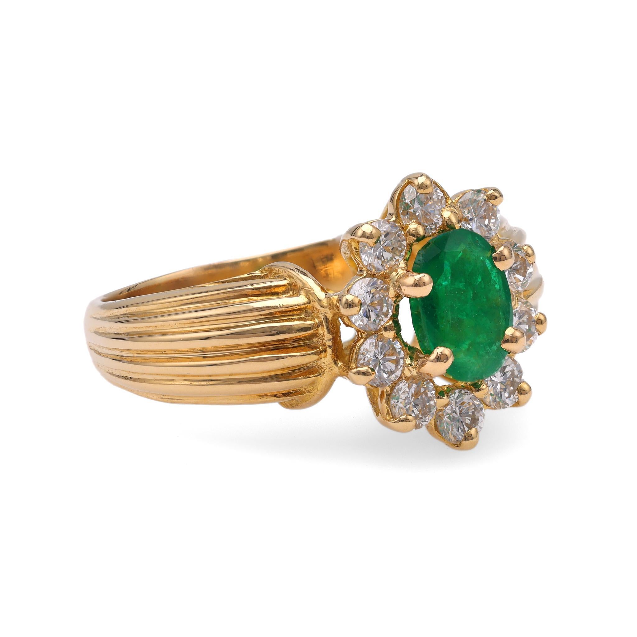 Smaragd Diamant Gelbgold Cluster Ring (Ovalschliff)