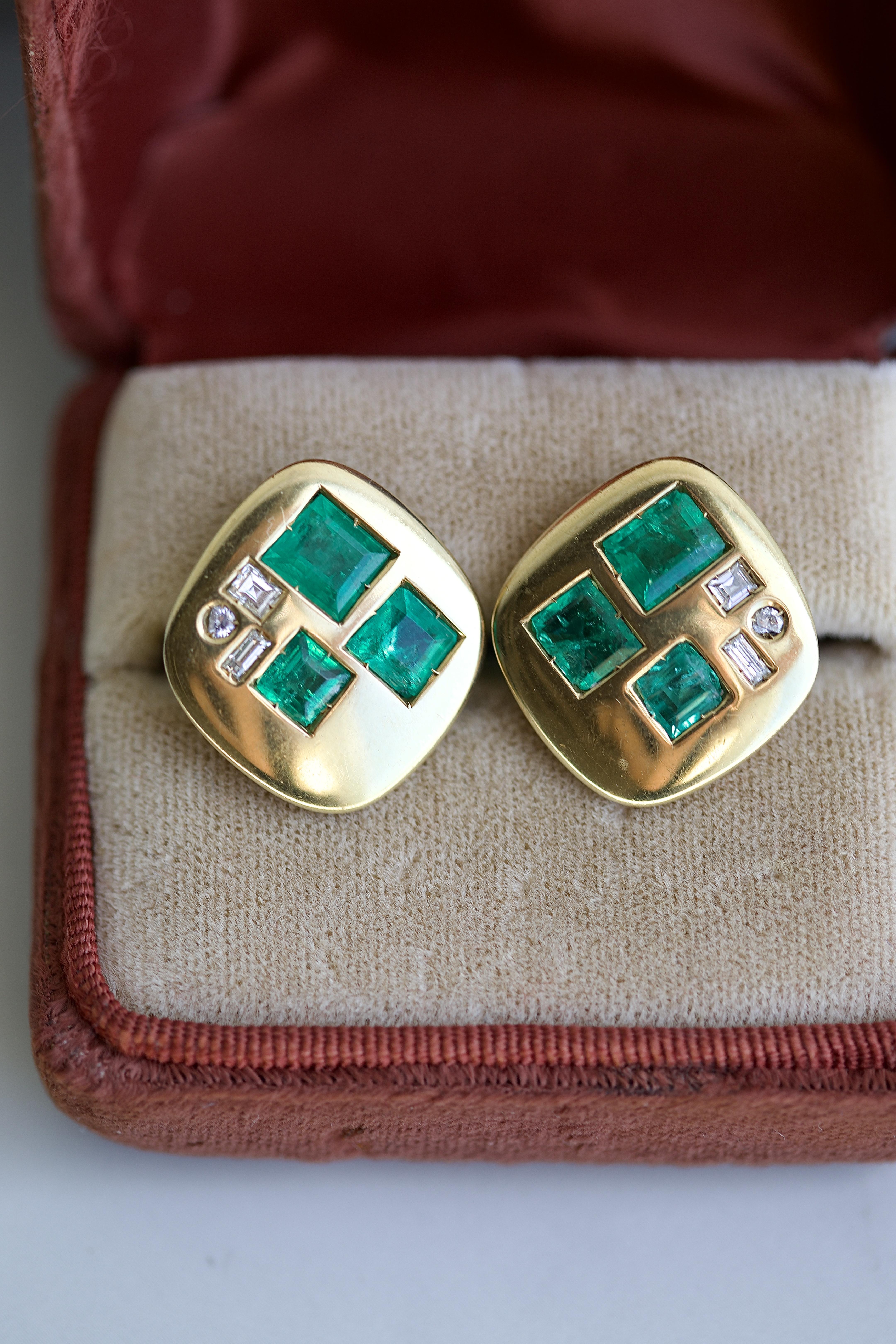Emerald Diamond Yellow Gold Earrings In Excellent Condition For Sale In Beverly Hills, CA