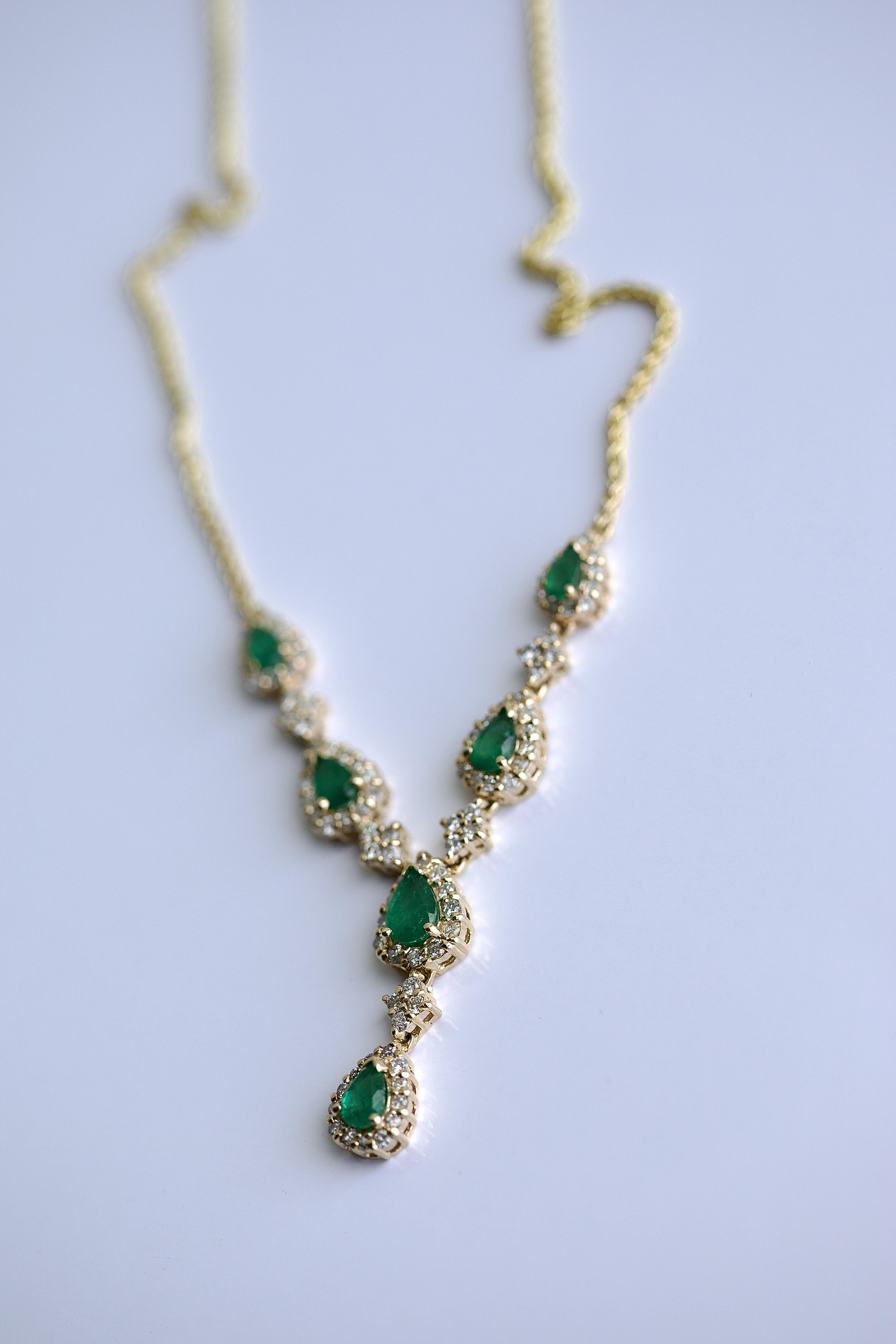Emerald Diamond Yellow Gold Lariat Necklace In Excellent Condition In Beverly Hills, CA
